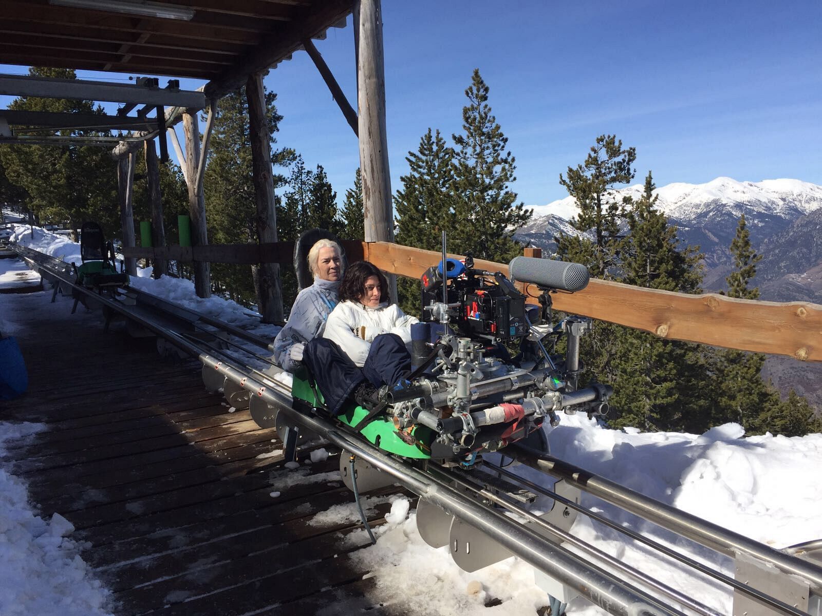 Bárbara Lennie y Susi Sánchez en una imagen del rodaje de 'La enfermedad del domingo'