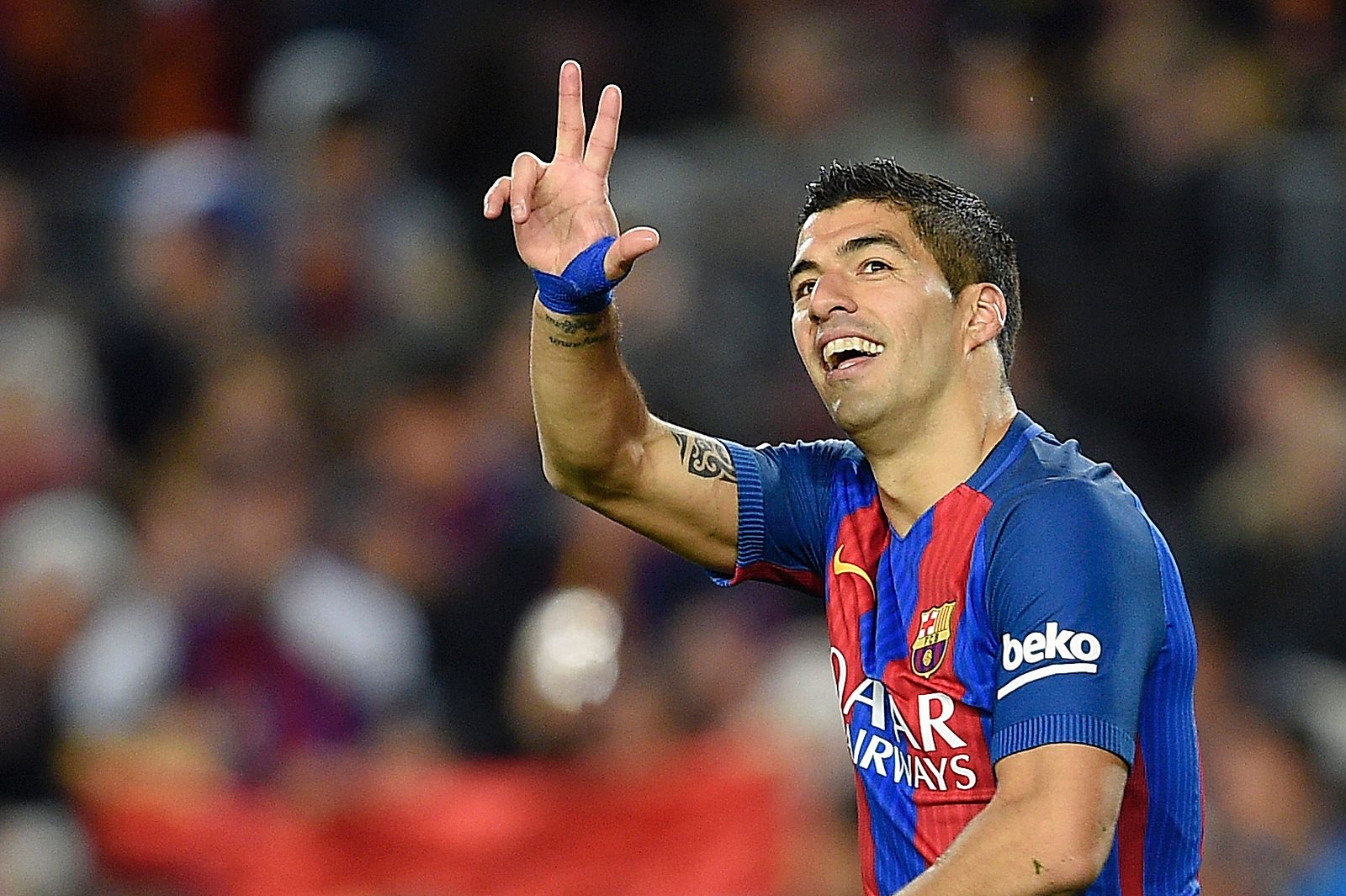 Luis Suárez celebra su tanto, tercero del Barcelona ante el Sporting.