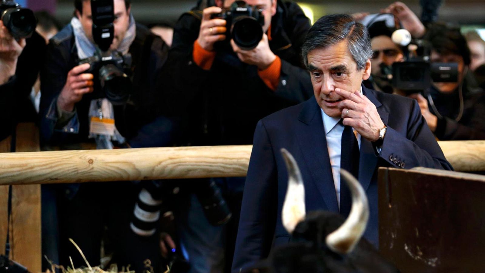 El candidato de Los Republicanos a la presidencia de Francia, François Fillon, visita una feria agrícola en París después de anunciar que será imputado