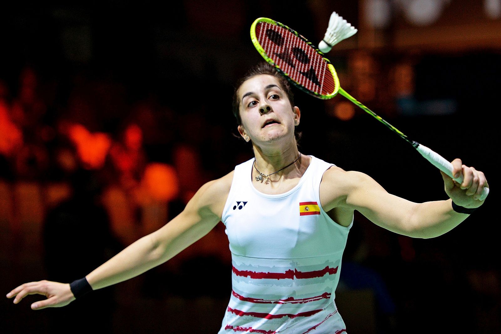 La española Carolina Marín devuelve la pluma a la danesa Line Kjaersfeldt.