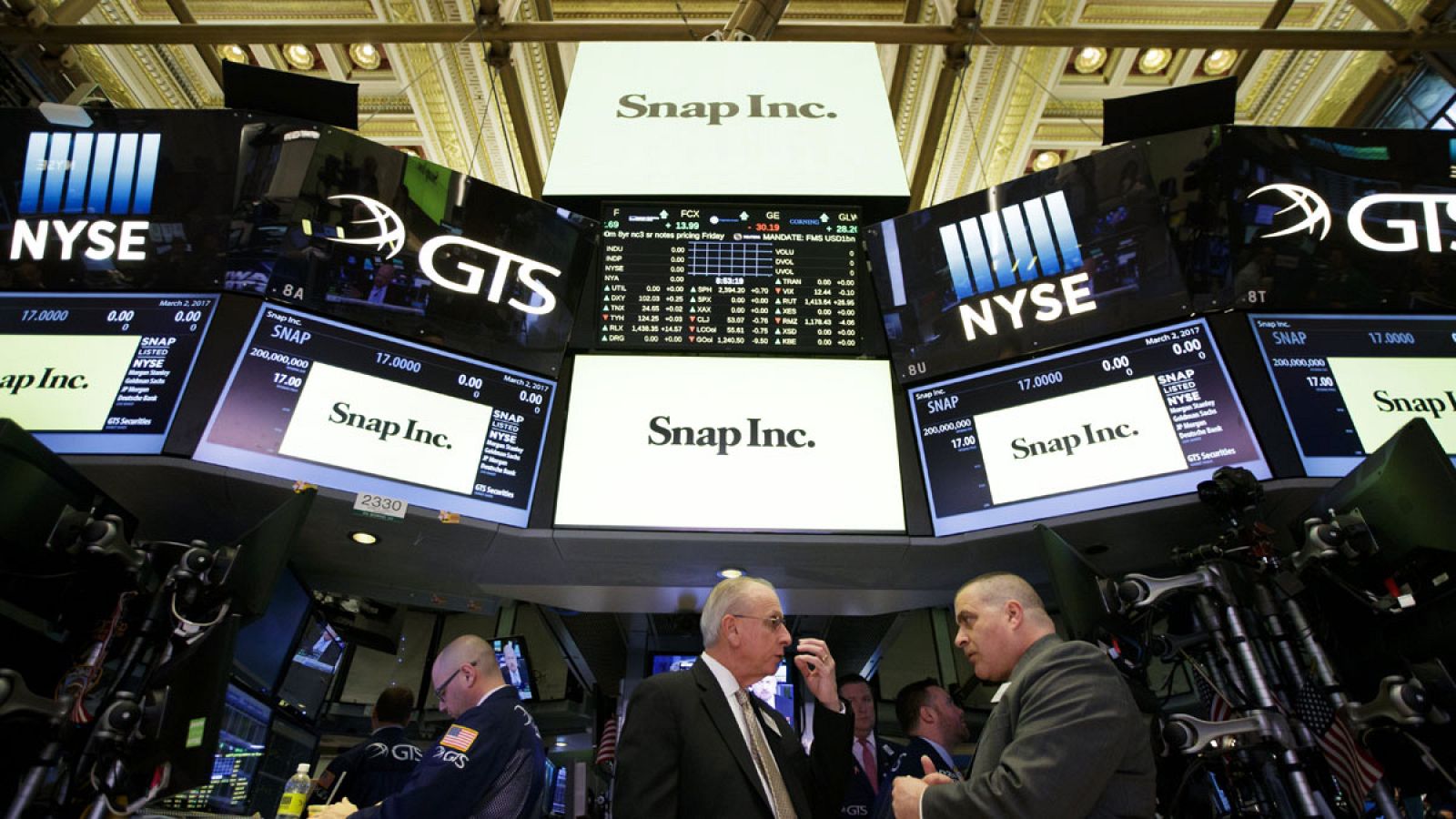 Vista del logo de Snap, la empresa matriz de Snapchat, antes de su oferta pública de venta en las pantallas de la Bolsa de Nueva York, Estados Unidos.