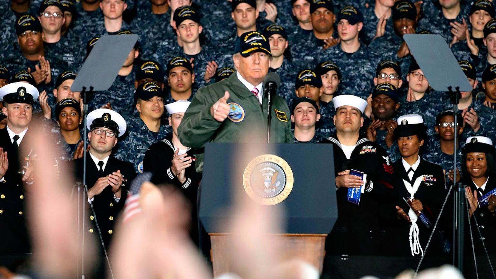 El presidente de EE.UU., Donald Trump, en su visita al portaaviones 'Gerald R. Ford'