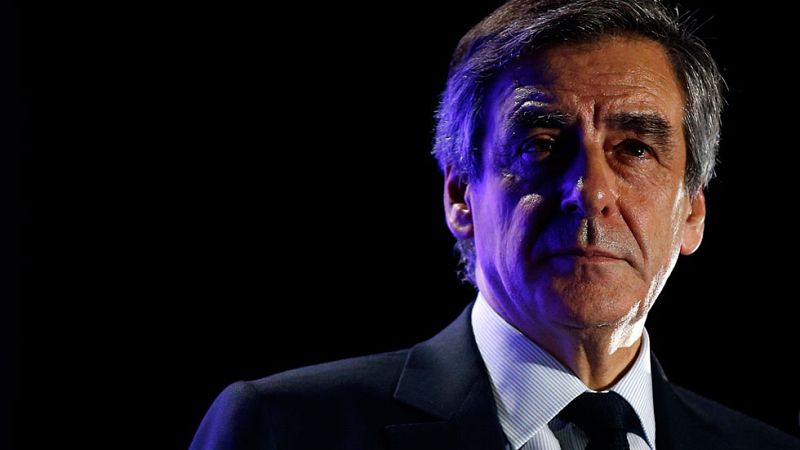 Fillon apela a "resistir" pese a las numerosas deserciones en su equipo y en su partido