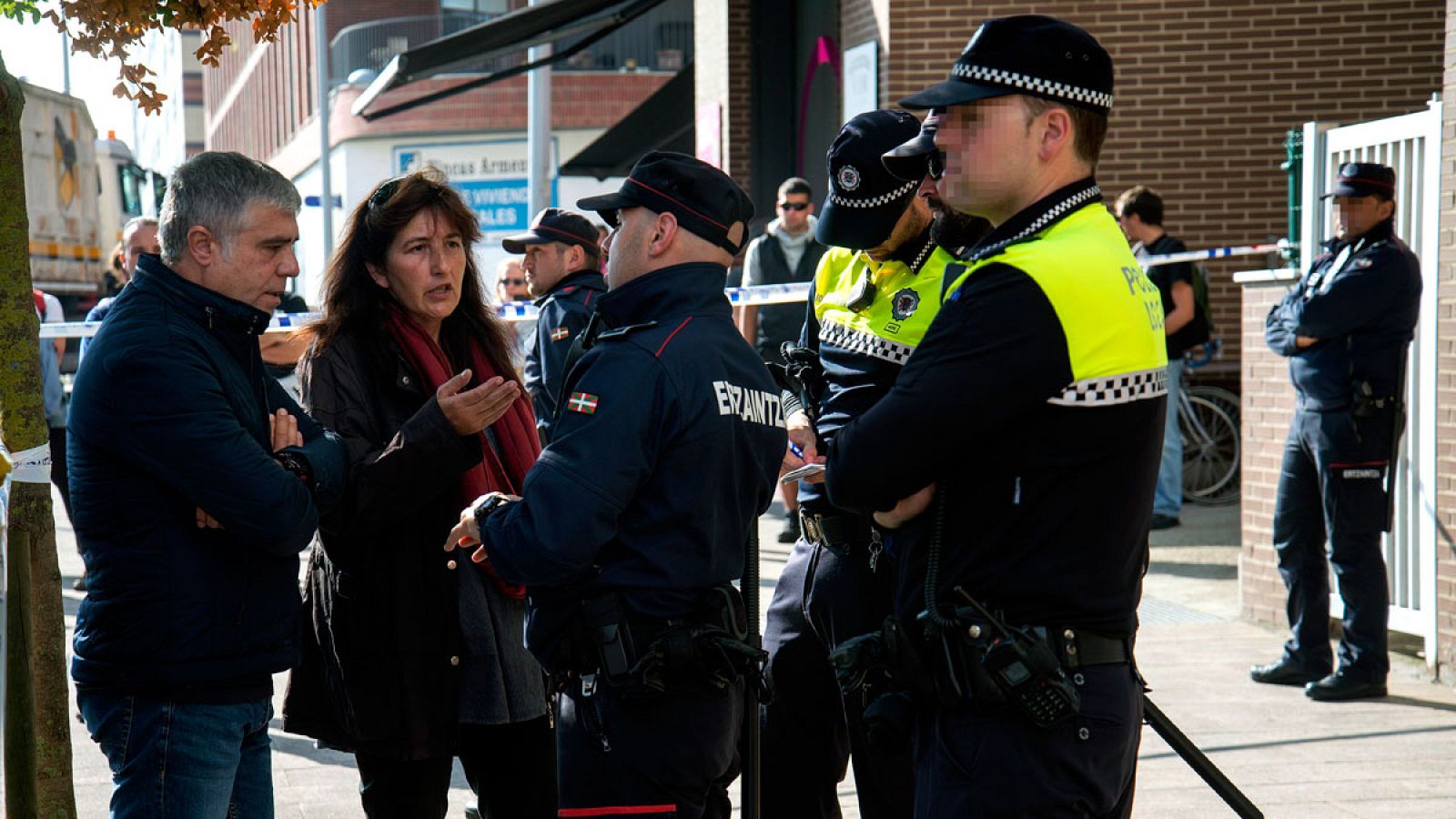 Miembros de Stop Desahucios en Álava conversan con agentes de la Ertzaintza y la Policía Local, durante un desahucio en una imagen de archivo