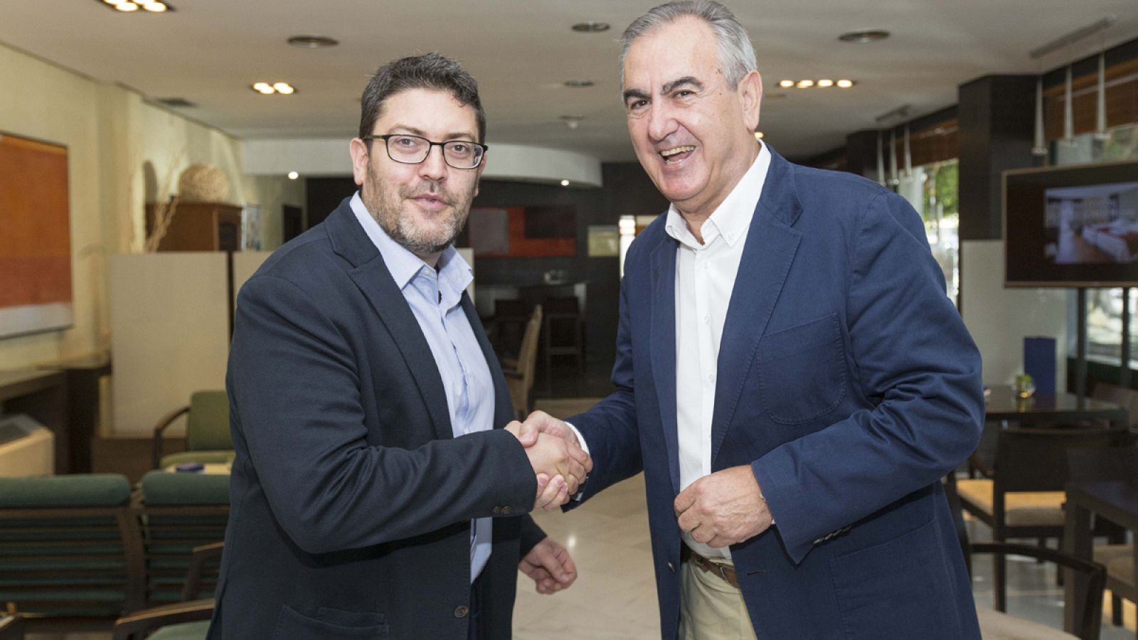 Imagen de archivo de los secretarios generales del PSOE y Ciudadanos en Murcia, Rafael González Tovar y Miguel Sánchez.