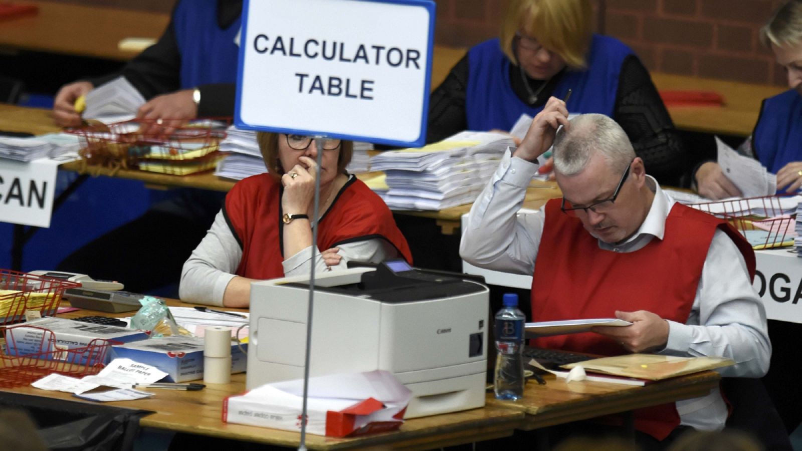 Los vocales proceden al recuenteo de votos en Ballymena, en Irlanda del Norte.