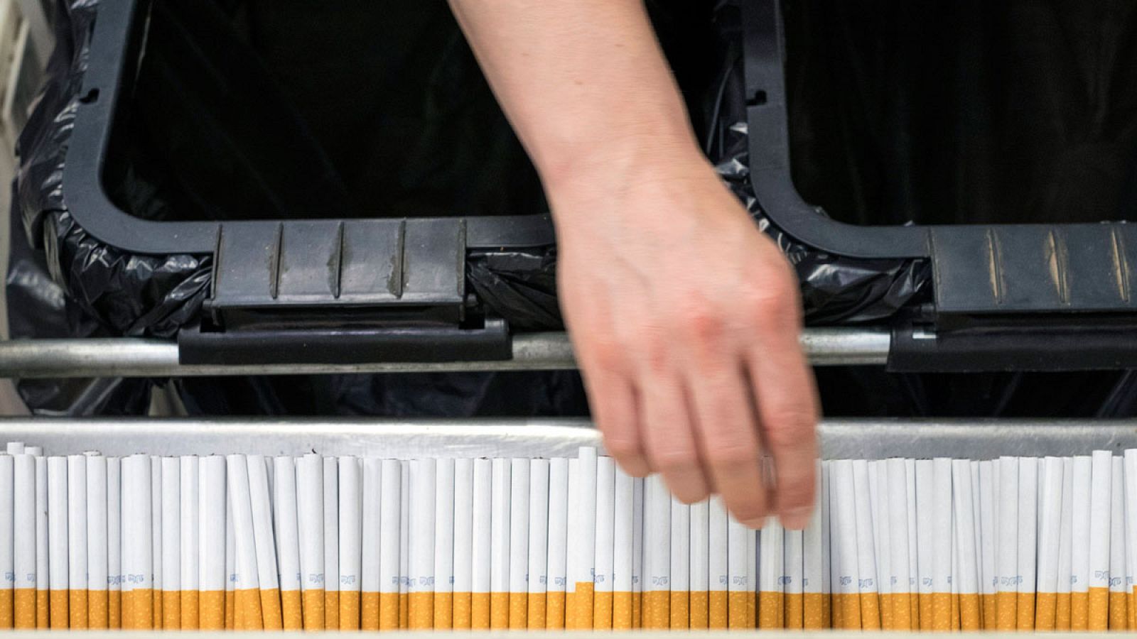 Un operario de la tabaquera en una imagen de archivo