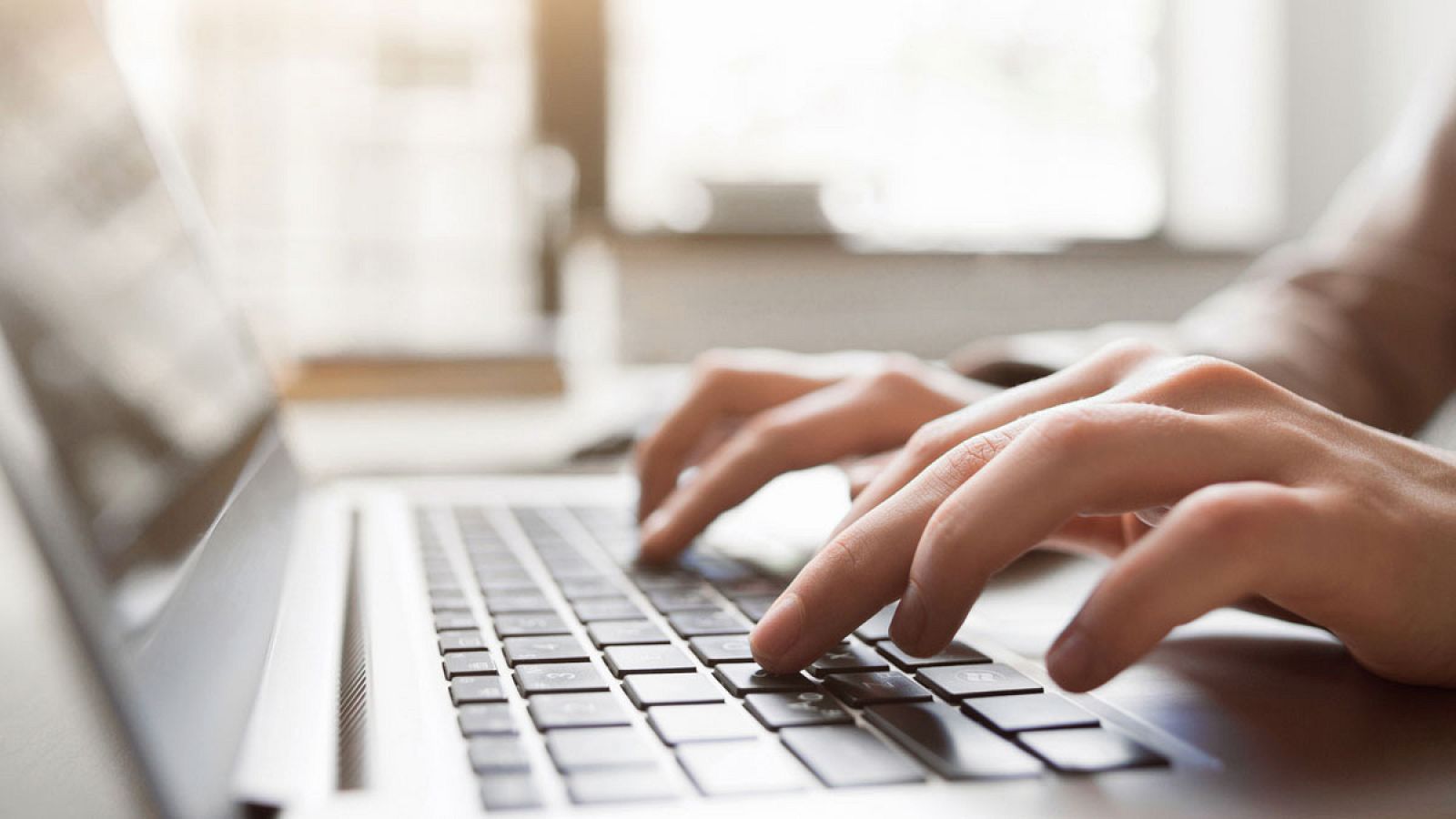 Un usuario utiliza internet en su ordenador