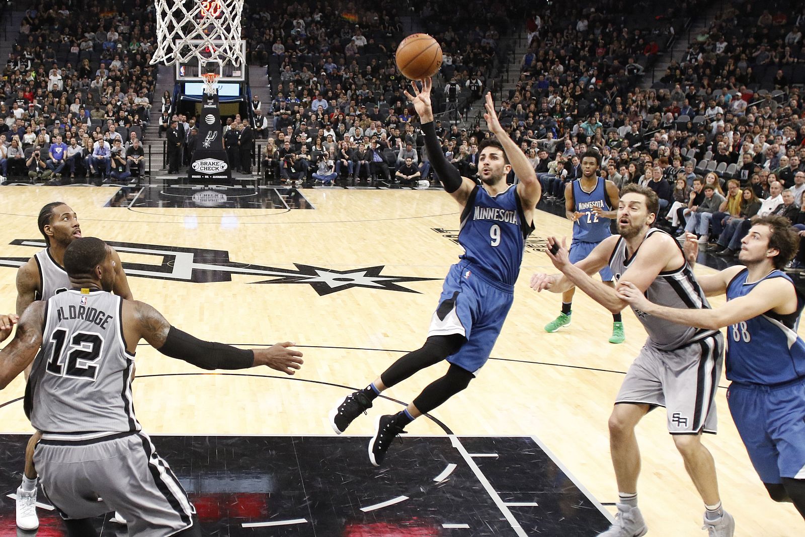 Ricky Rubio lanza a canasta ante la defensa de los San Antonio Spurs.