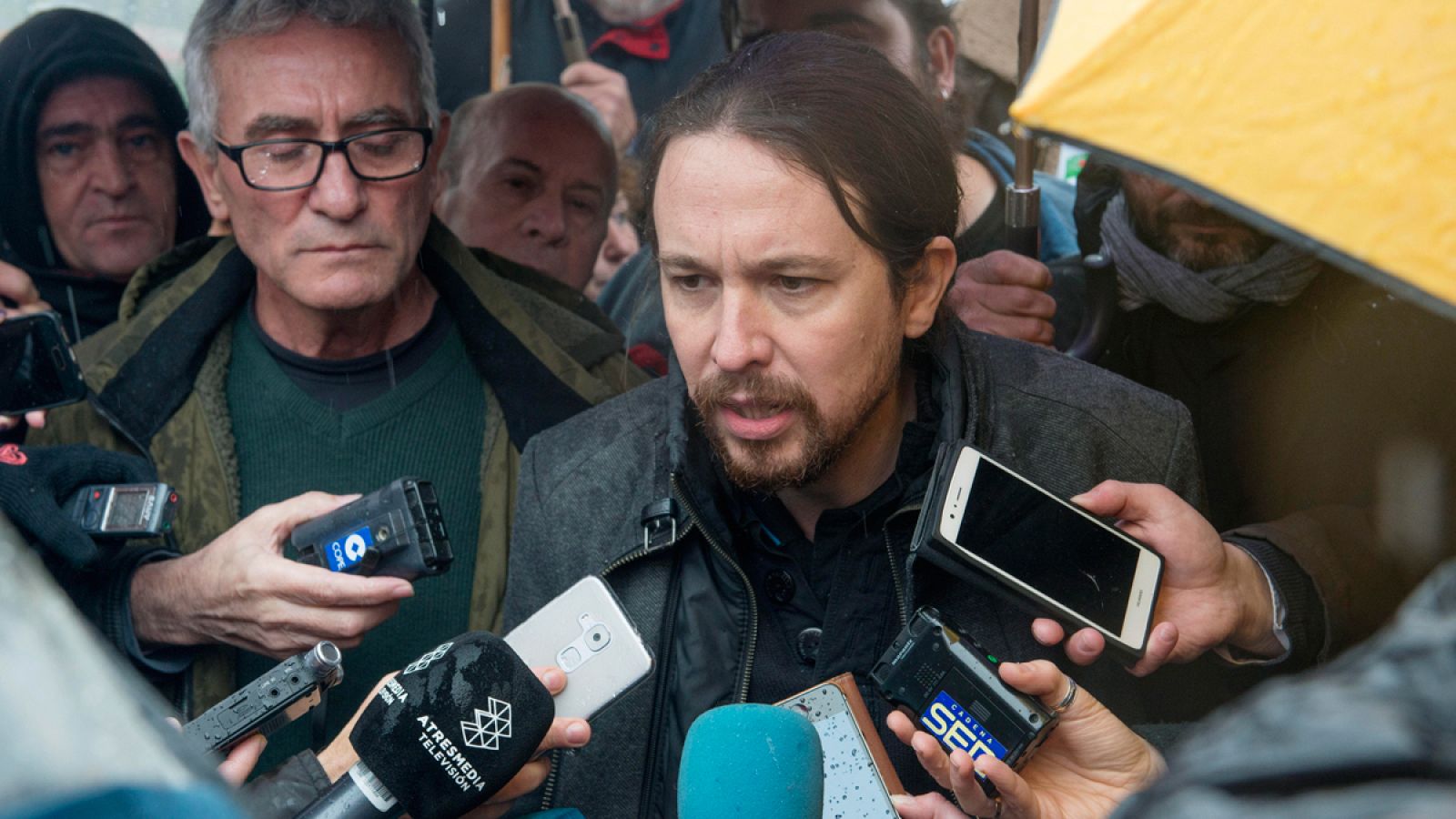 El secretario general de Podemos, Pablo Iglesias (d), acompañado por el diputado de Unidos Podemos Diego Cañamero (i), atiende a los medios tras visitar el Centro Penitenciario de Jaén