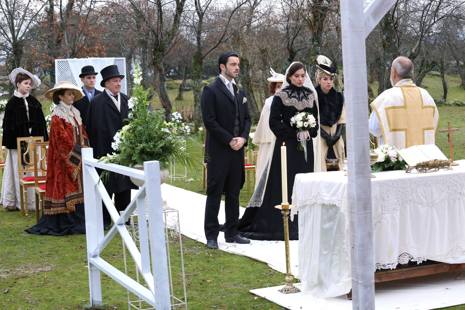'Acacias' celebra la inusual boda de Fernando y Teresa, llena de tristeza tras la muerte de Mauro