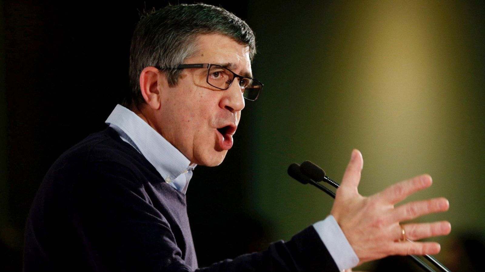 El aspirante a secretario general del PSOE, Patxi López, durante su intervención en un encuentro con militantes socialistas celebrado en San Sebastián