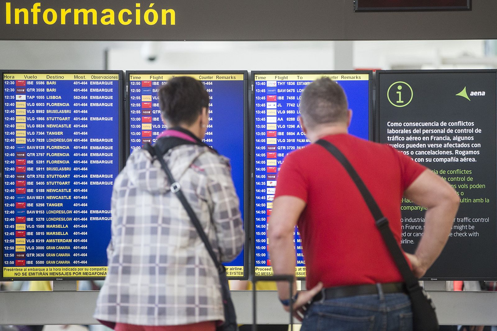Viajeros buscan información de los vuelos en el aeropuerto