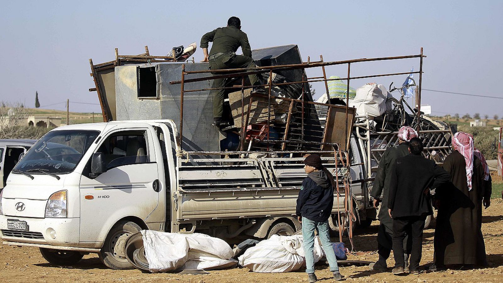 Familias sirias desplazadas por los combates cerca de la ciudad de Manbij