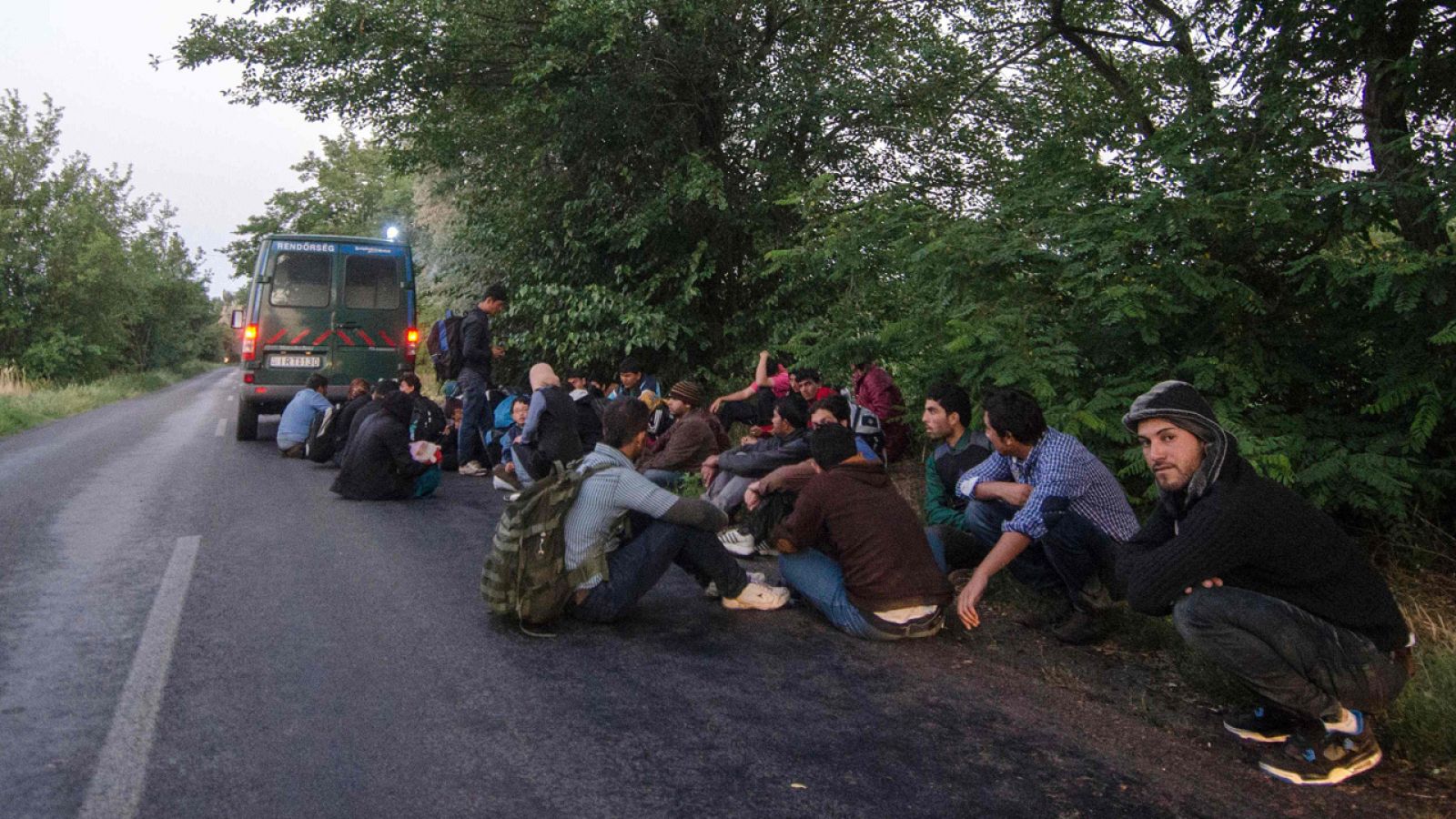 Imagen de archivo de solicitantes de asilo en el pueblo Ásotthalom, cerca de la frontera entre Hungría y Serbia después de que cruzaran la frontera ilegalmente.