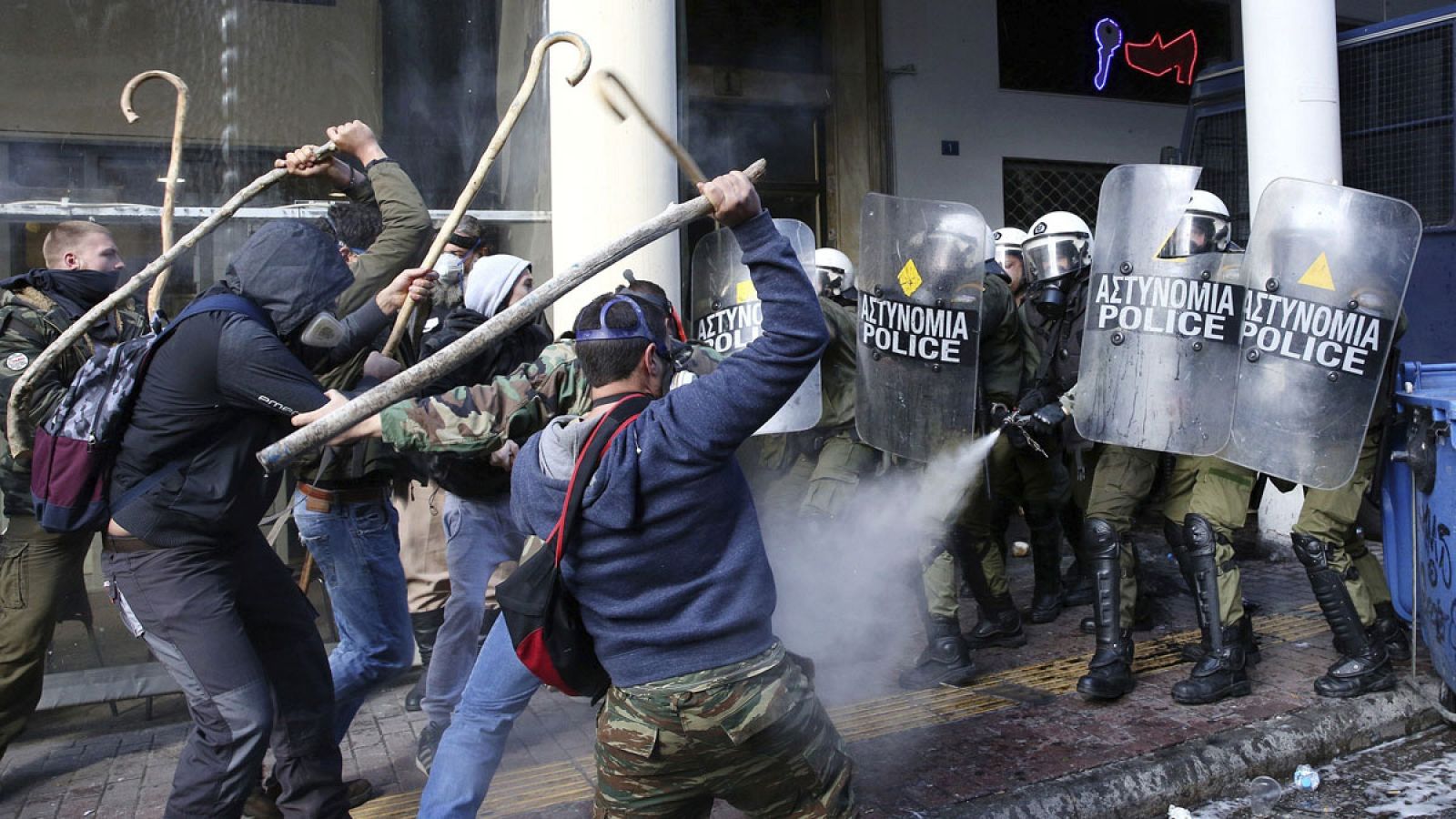 Ganaderos de la isla de Creta se enfrentan a la policía antidisturbios durante una protesta contra la reforma fiscal y de las pensiones ante el Ministerio de Agricultura en Atenas (Grecia)