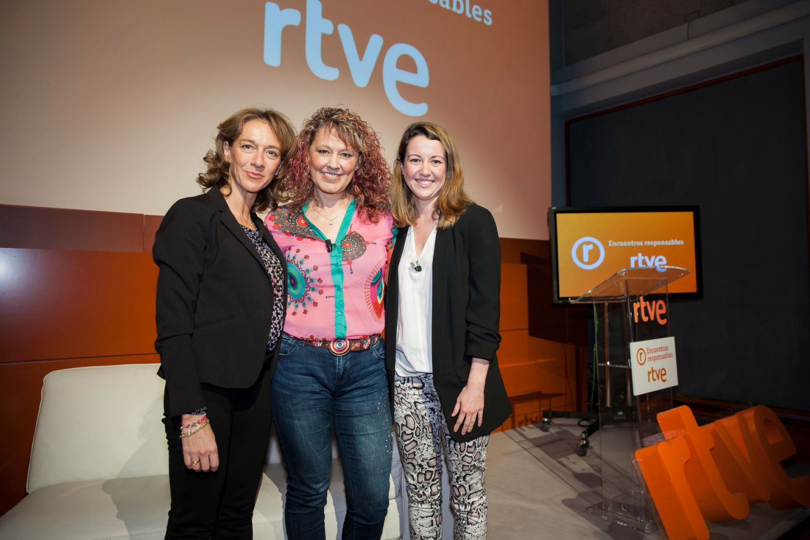 El encuentro ha contado con la oncóloga Eva María Ciruelos, la psicooncóloga Fátima Castaño y la paciente Marisol Cardo