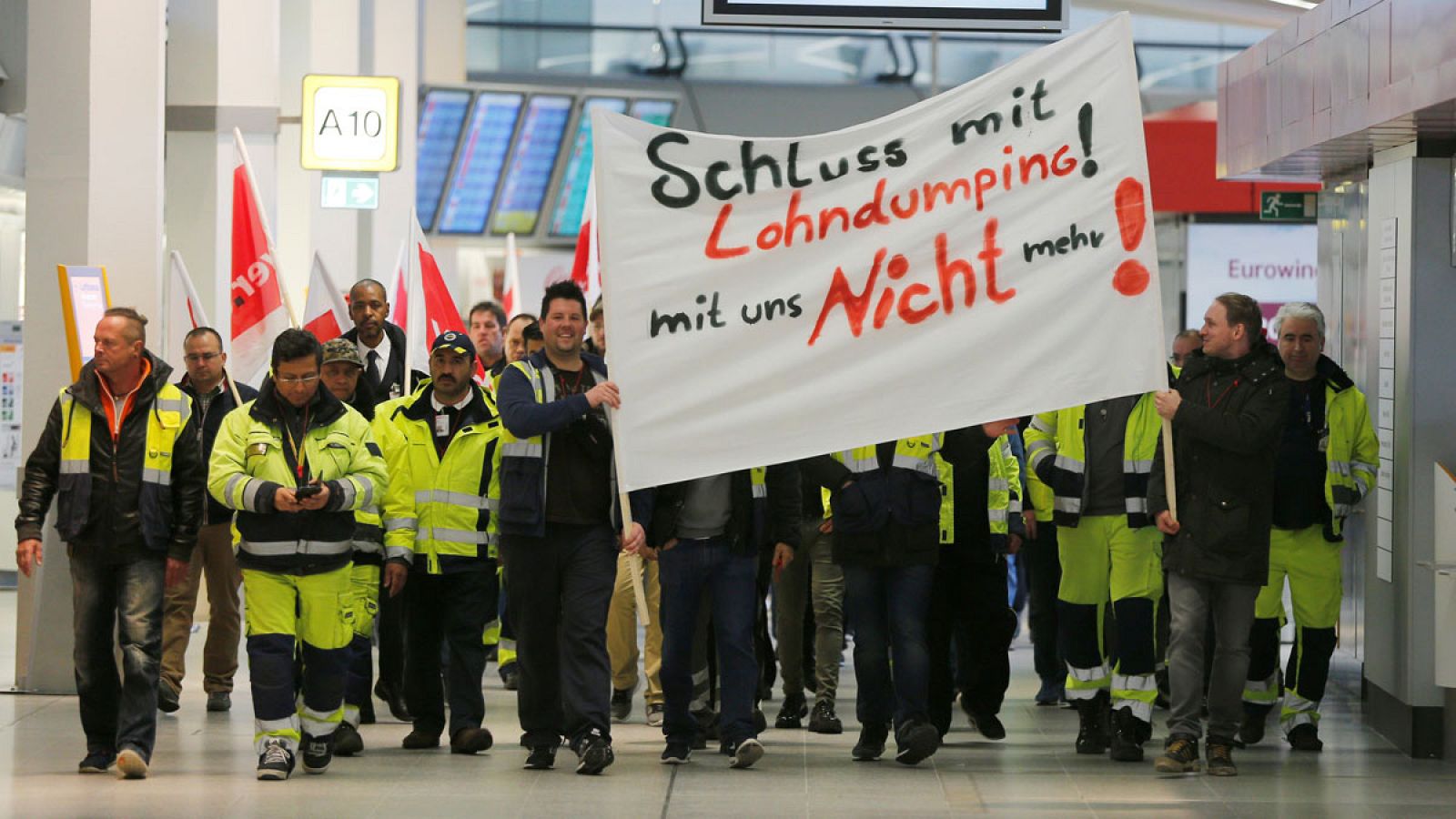 Miembros de los sindicatos de trabajadores de tierra de los aeropuertos de Berlín durante la jornada de huelga