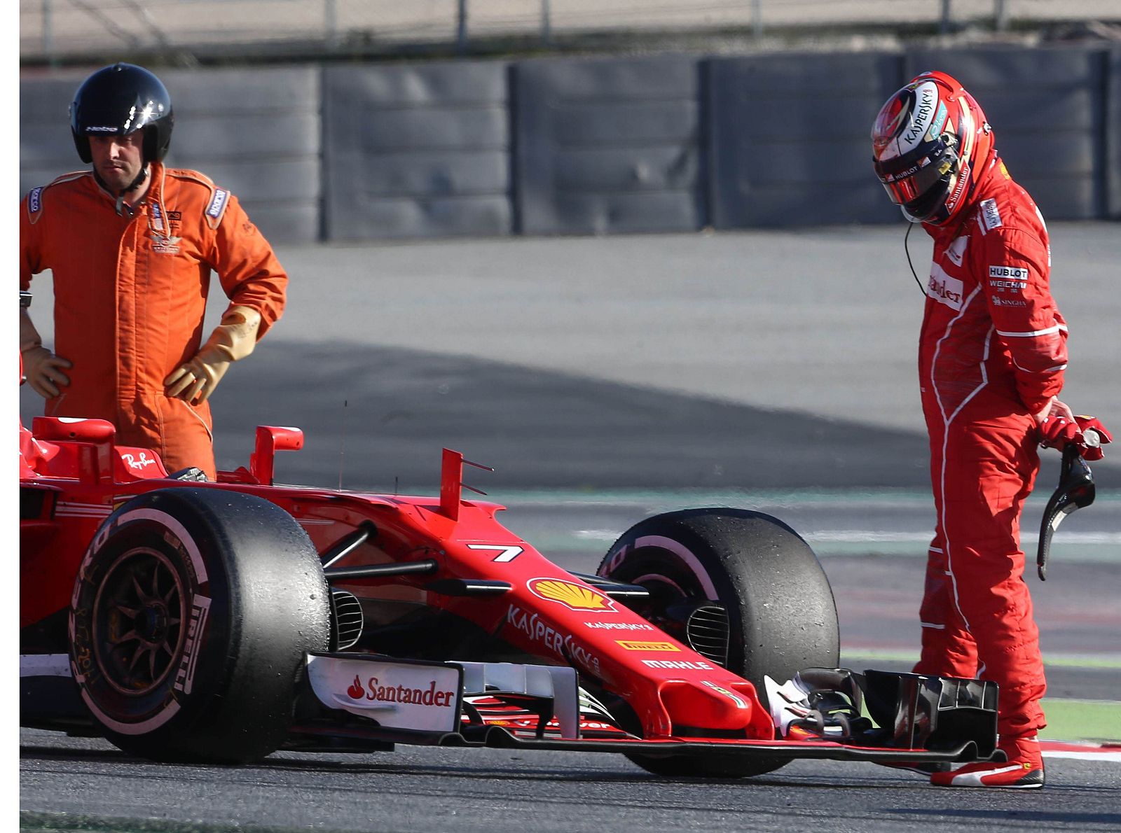 Mecánicos y comisarios de Monmteló ayudan a Räikkönen