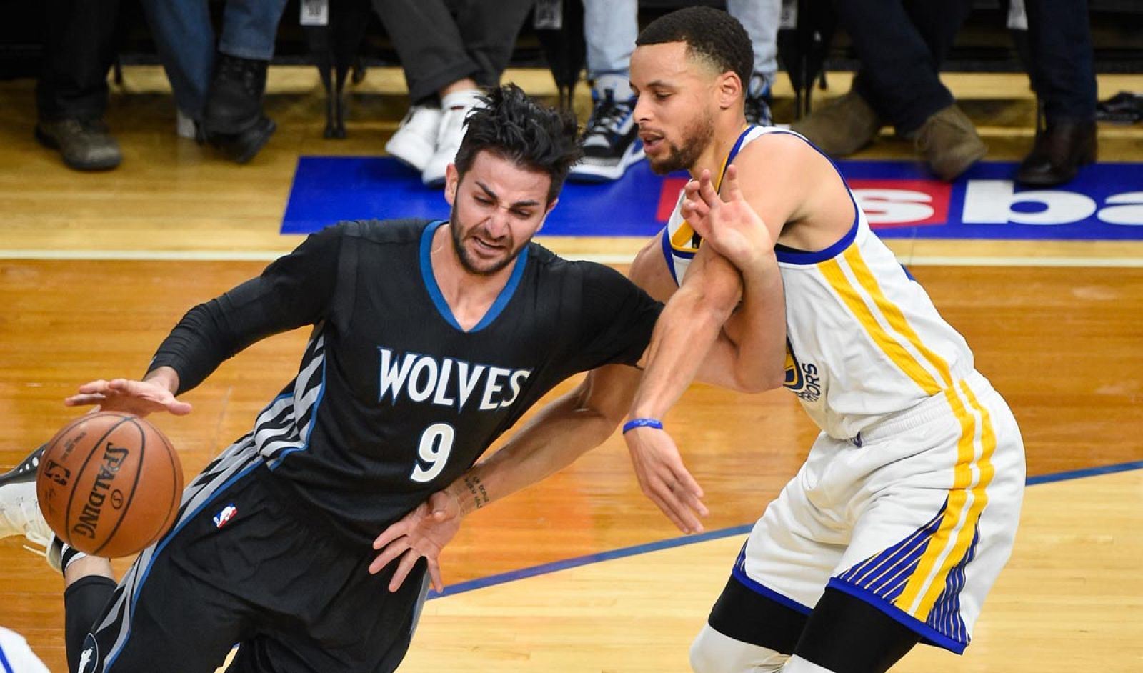 Ricky en una acción ante Curry durante el partido entre los Wolves y los Warriors.