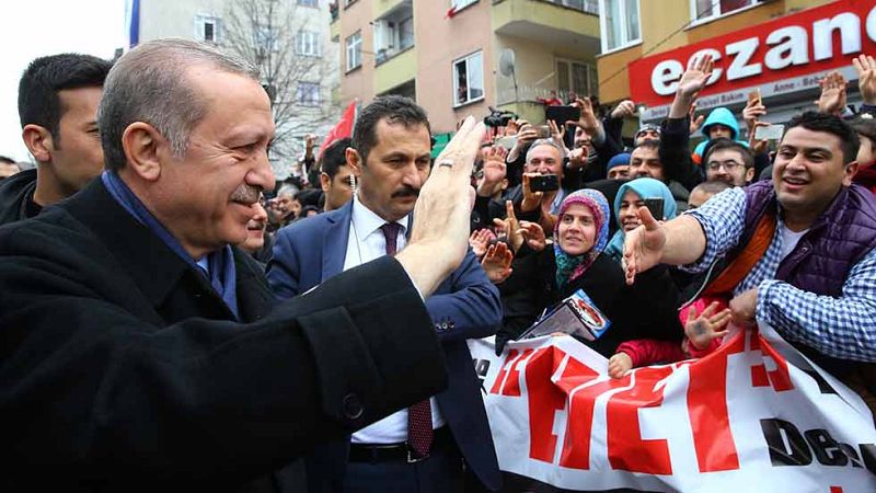 Erdogan acusa al gobierno holand�s de pr�cticas "nazis" por impedir el aterrizaje de su ministro de Exteriores