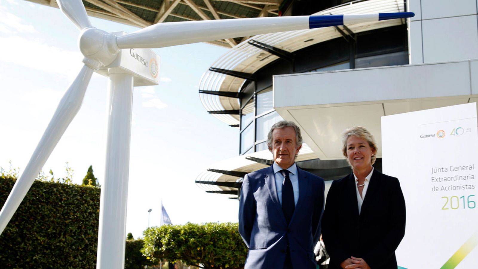 El presidente de Gamesa, Ignacio Martin, junto a la estadonidense Lisa Davis, miembro del consejo gestor de Siemens, en una imagen de archivo