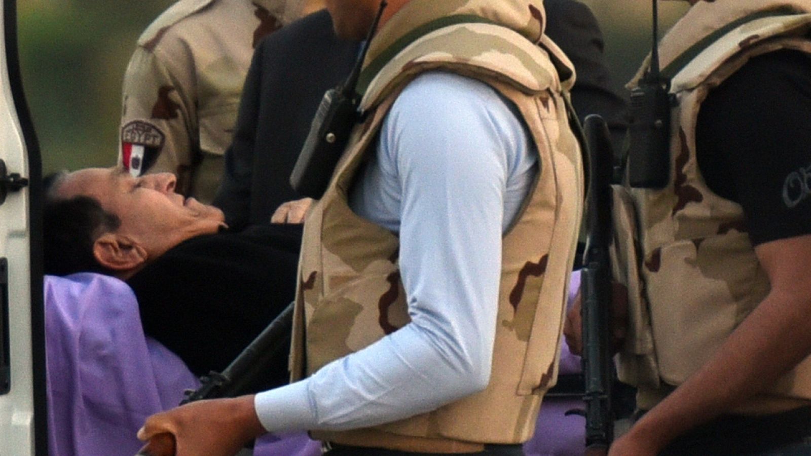 El expresidente de Egipto, Hosni Mubarak, es trasladado desde la corte de El Cairo hasta el hospital en el que permanece en prisión domiciliaria.