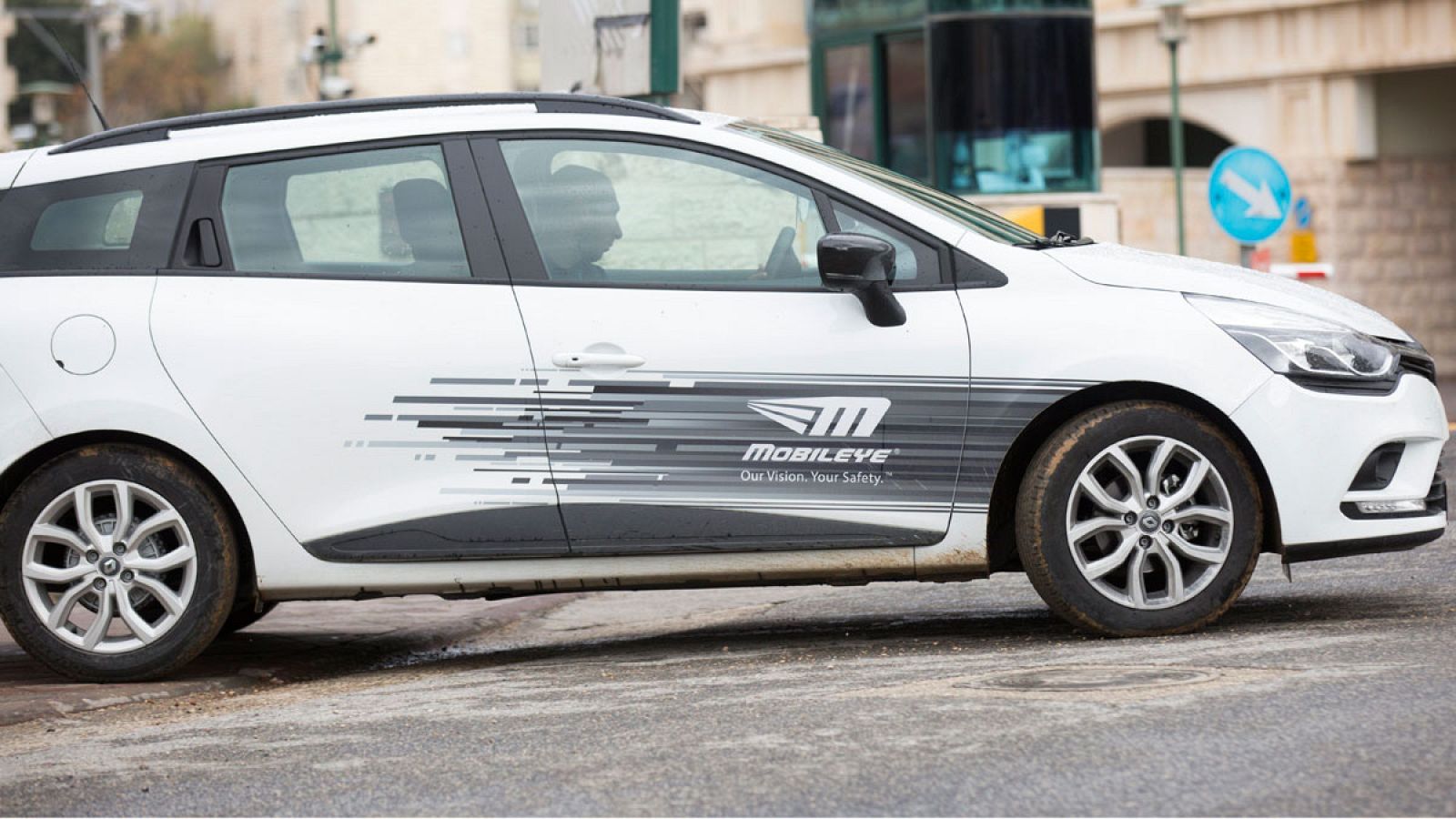 Un empleado conduce un coche de la firma tecnológica Mobileye