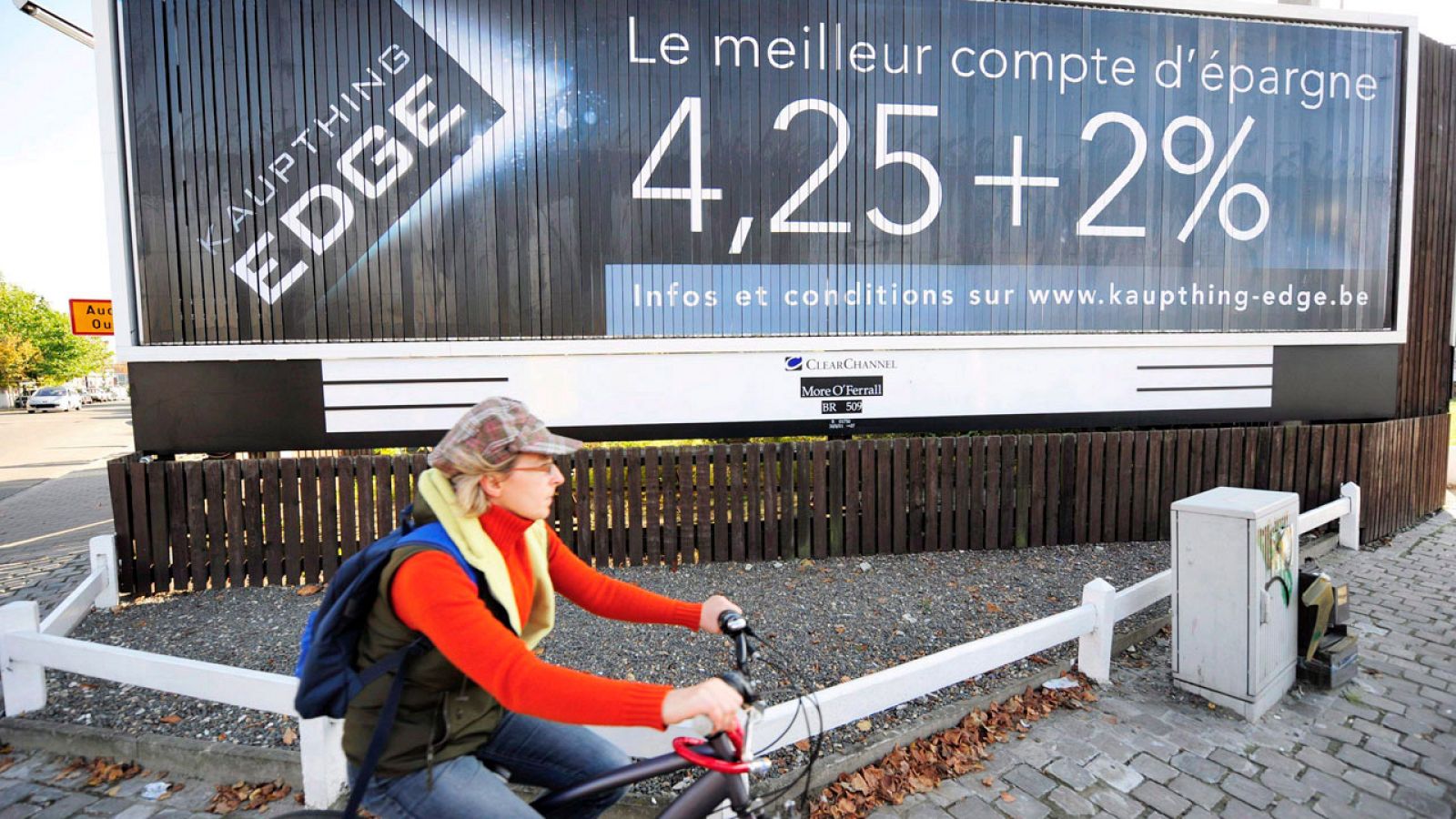 Imagen de archivo de una valla publicitaria en Bélgica del banco islandés Kaupthing, que fue nacionalizado