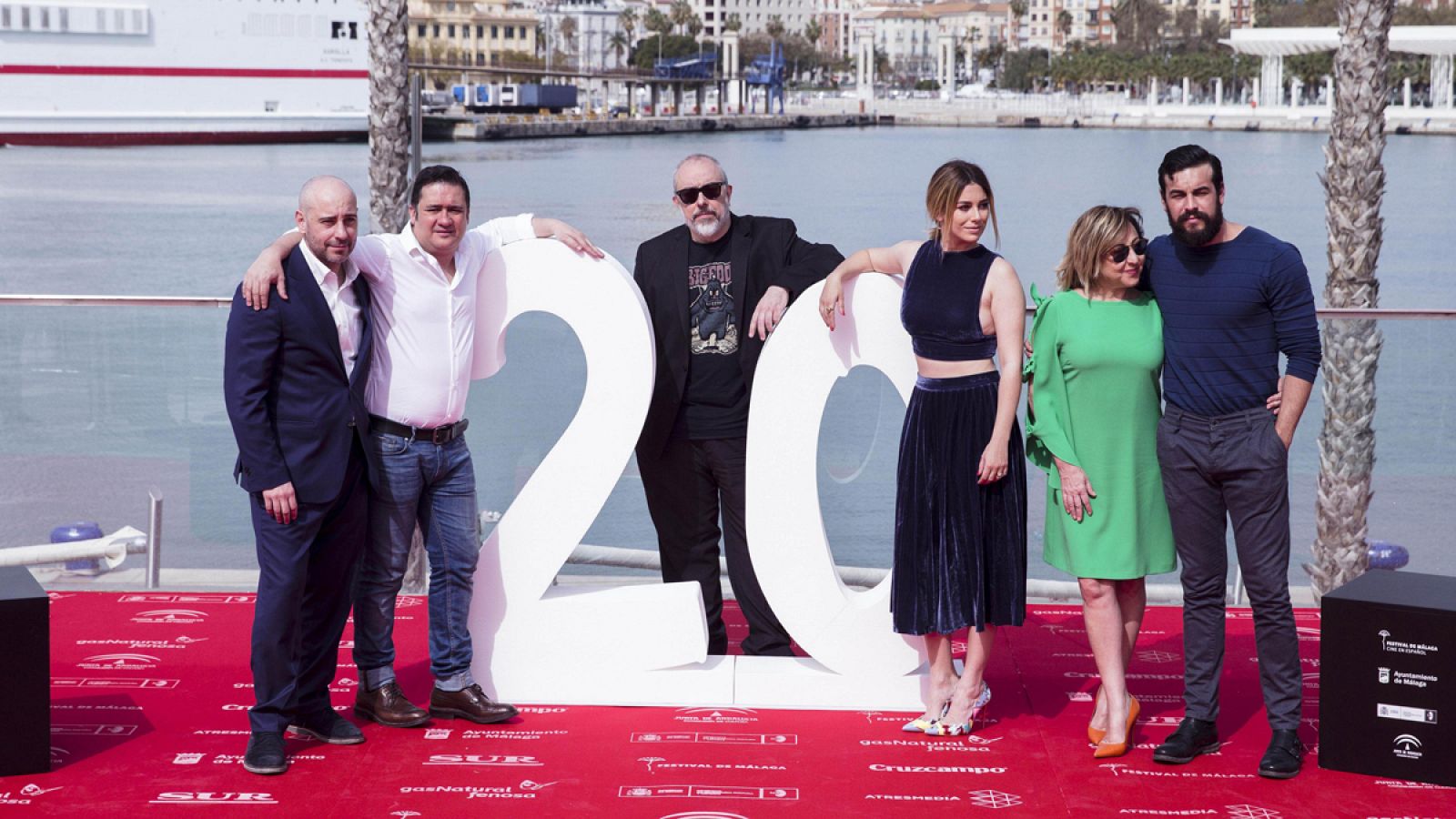 El director Álex de la Iglesia y los actores de 'El bar' en el Festival de Málaga: Jaime Ordóñez, Secun de la Rosa (2i), Blanca Suárez, Carmen Machi (2d) y Mario Casas (d).