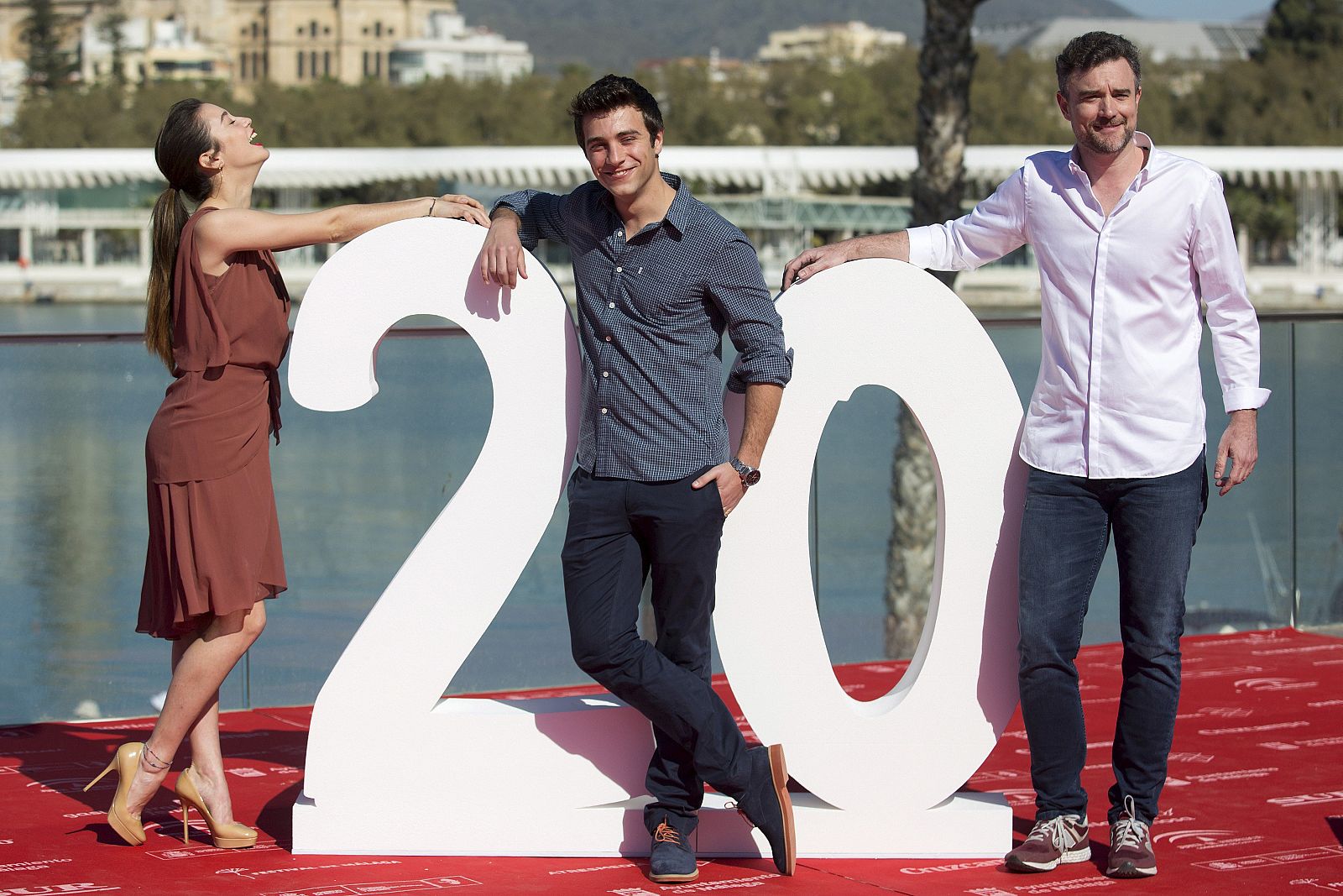 El director de cine Esteban Crespo (d), posa junto a los actores María Pedraza (i) y Pol Monen (c), tras la presentación de su película "Amar", en el XX Festival de Cine en Español de Málaga, hoy en el Puerto de Málaga. EFE/Carlos Díaz