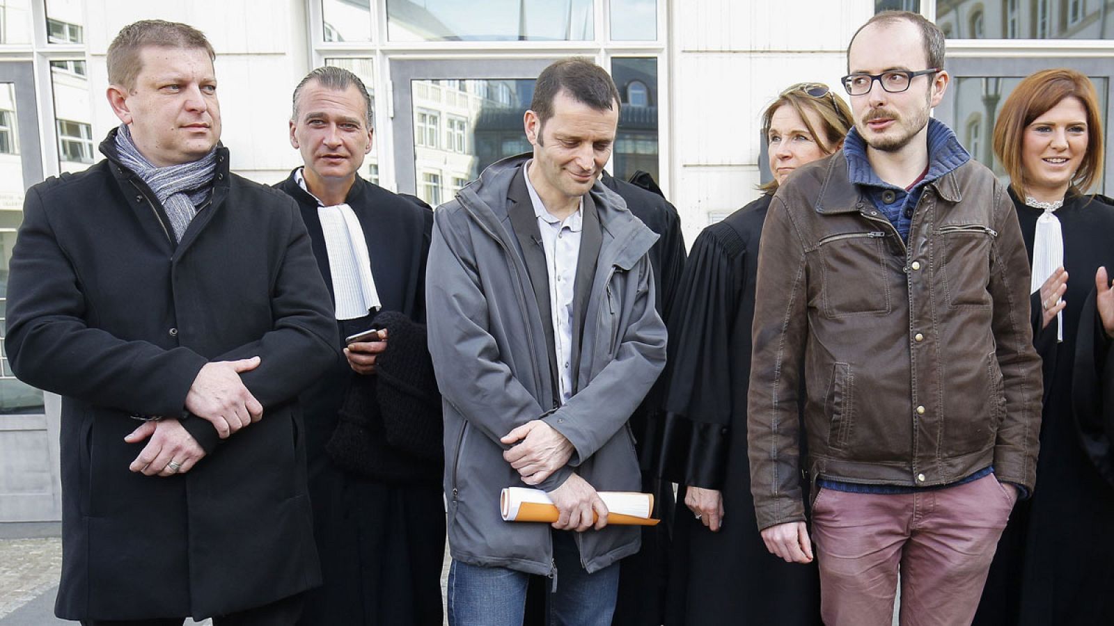 Los exempleados de PWC, Antoine Deltour y Edouard Perrin, salen del juzgado tras recibir sus condenas por el caso LuxLeaks