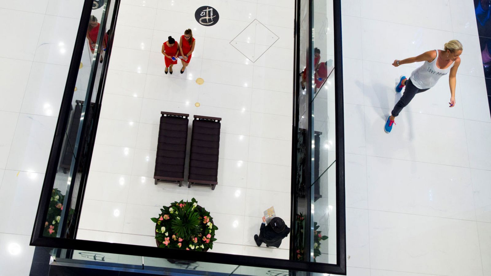 Consumidores y empleados en un centro comercial de Berlín (Alemania)