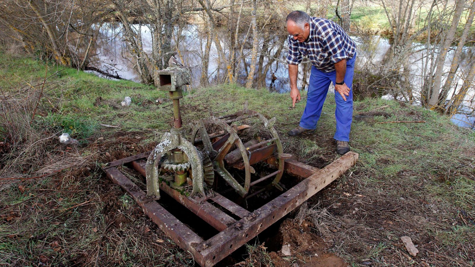 Un vecino de San Vicente de la Cabeza (Zamora) muestra el pozo donde aparecieron los cadáveres