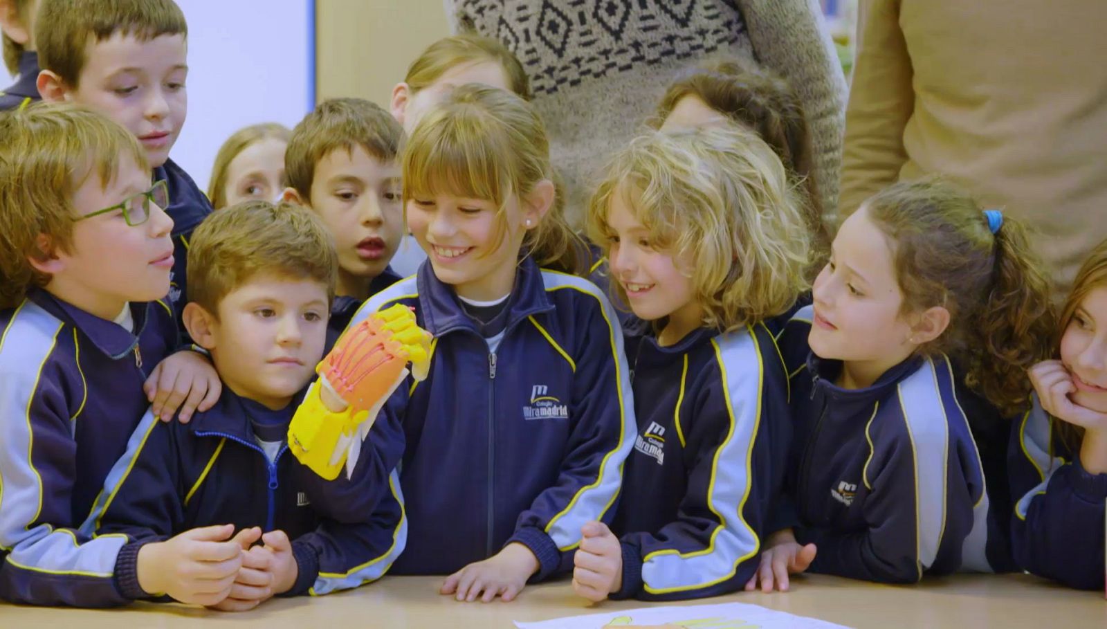 Los alumnos hacen realidad el sueño de su compañera Sara: conseguir una mano biónica