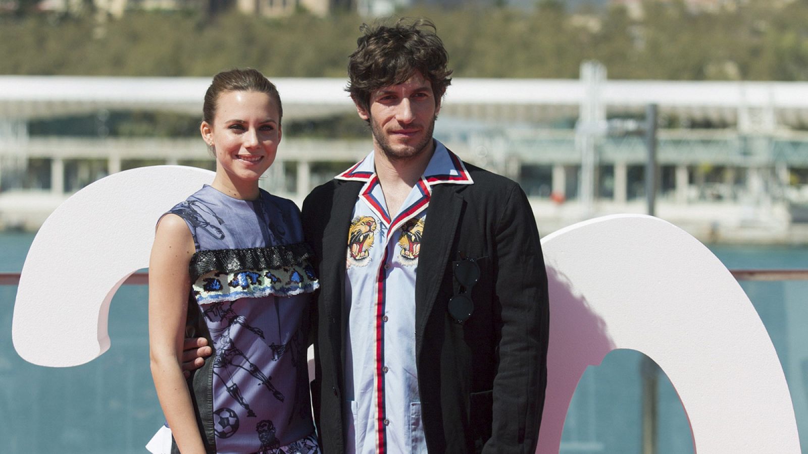 Los actores Aura Garrido (i) y Quim Gutiérrez (d) posan en la presentación de 'La Niebla y la Doncella'.
