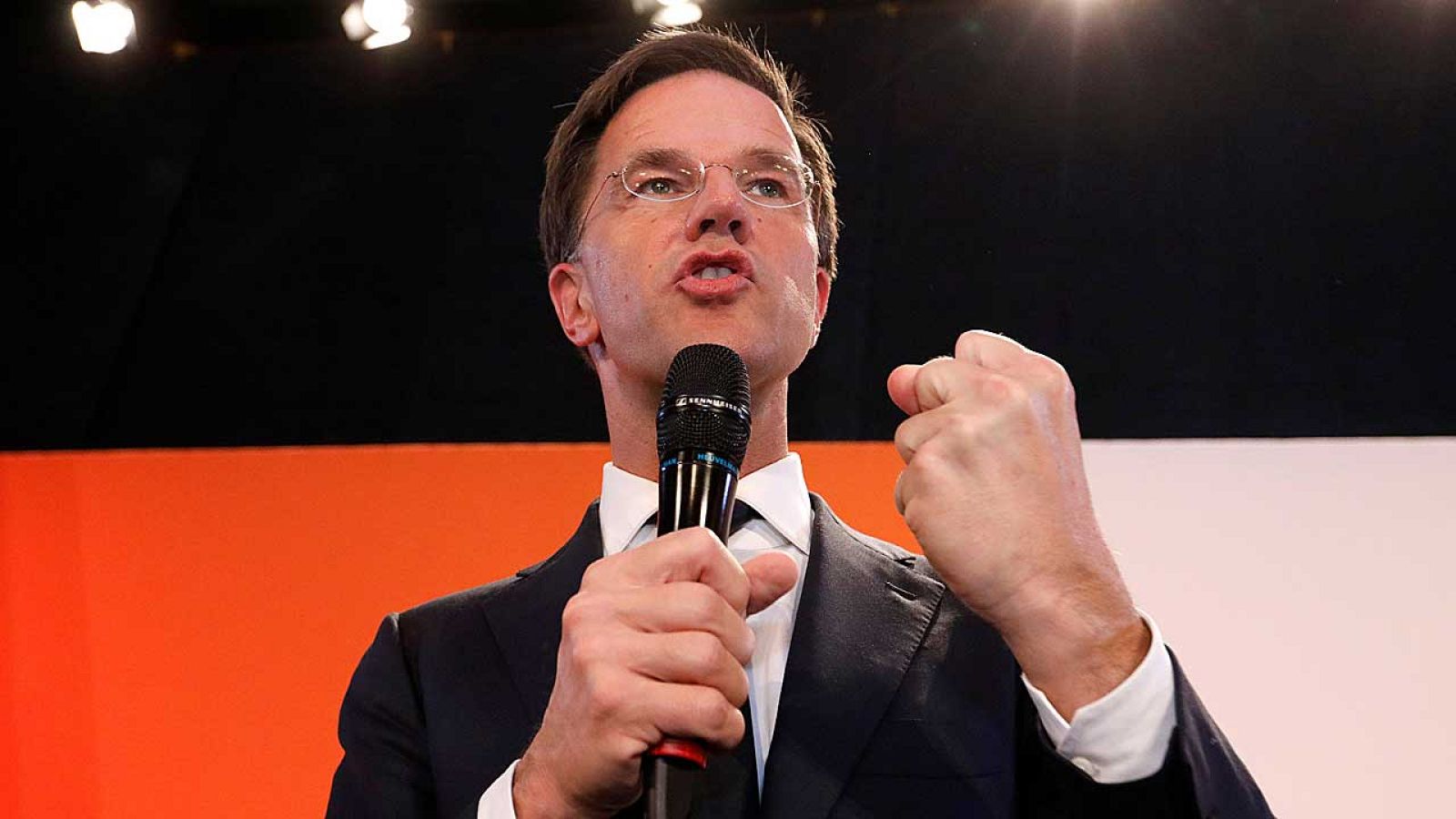 El primer ministro holandés, Mark Rutte, celebra su victoria en las elecciones junto a sus fieles en La Haya.