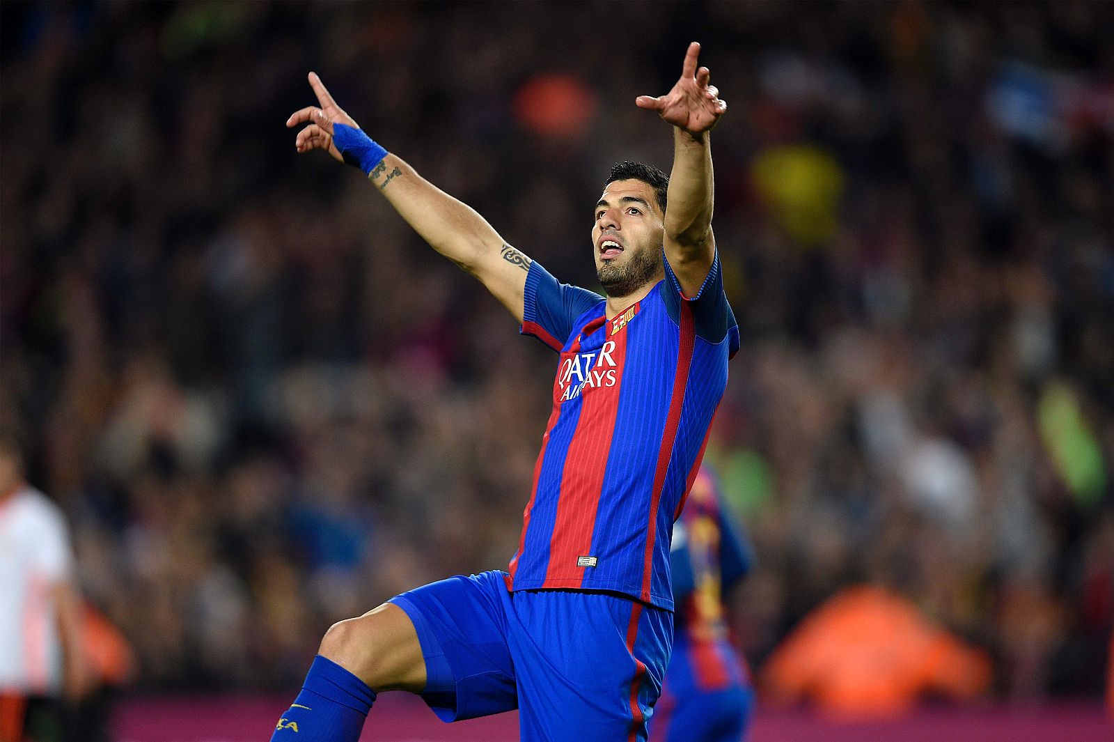 Luis Suárez celebra el gol anotado al Valencia