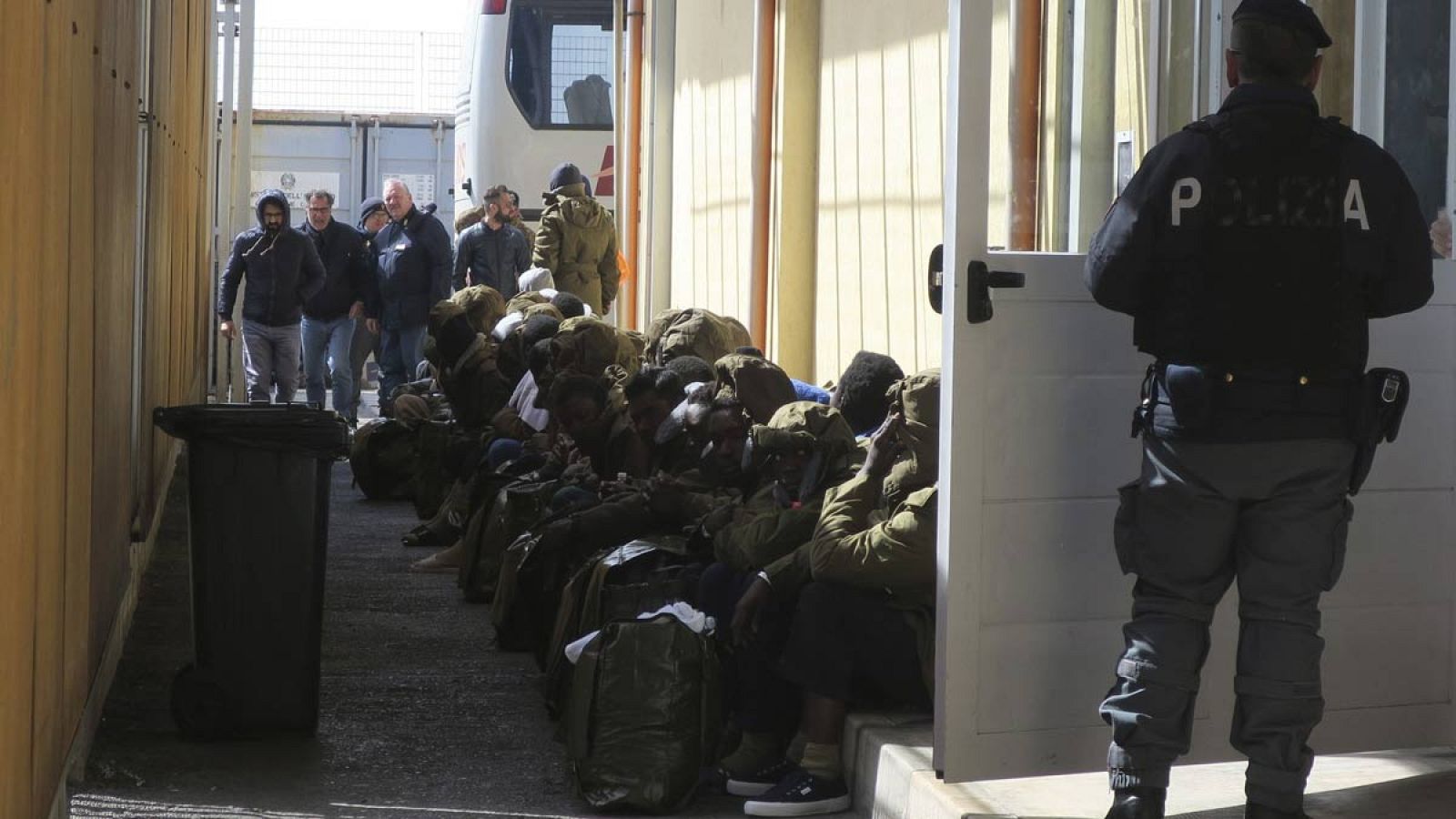 Inmigrantes nigerianos esperan el pasado 14 de marzo a ser trasladados desde Pozzallo