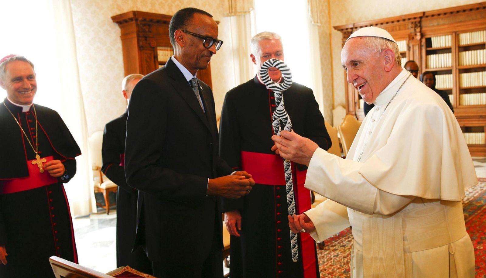 El papa Francisco recibe al presidente de Ruanda, Paul Kagame.