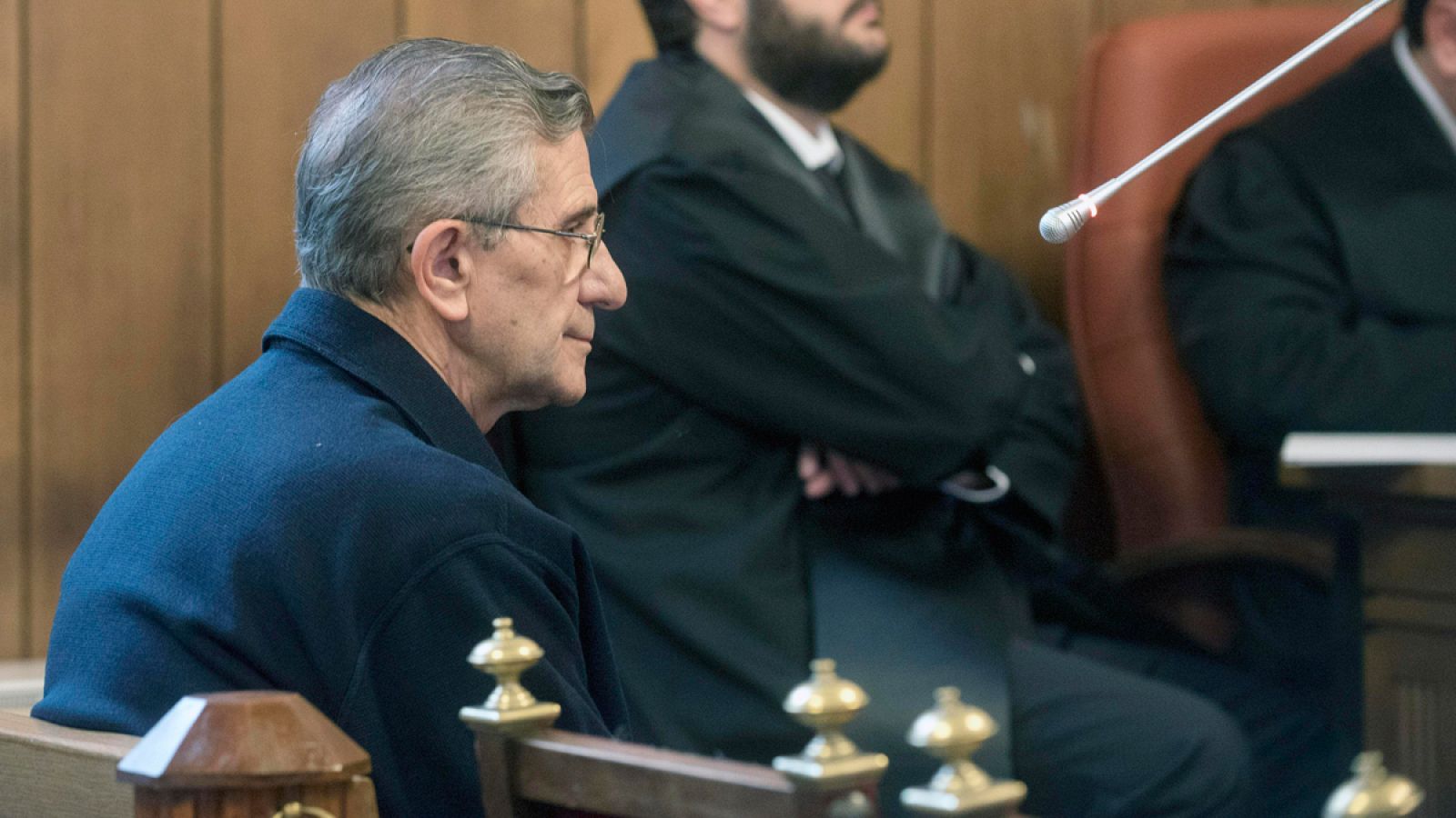 El padre Román durante su declaración en el banquillo de acusados de la Audiencia de Granada