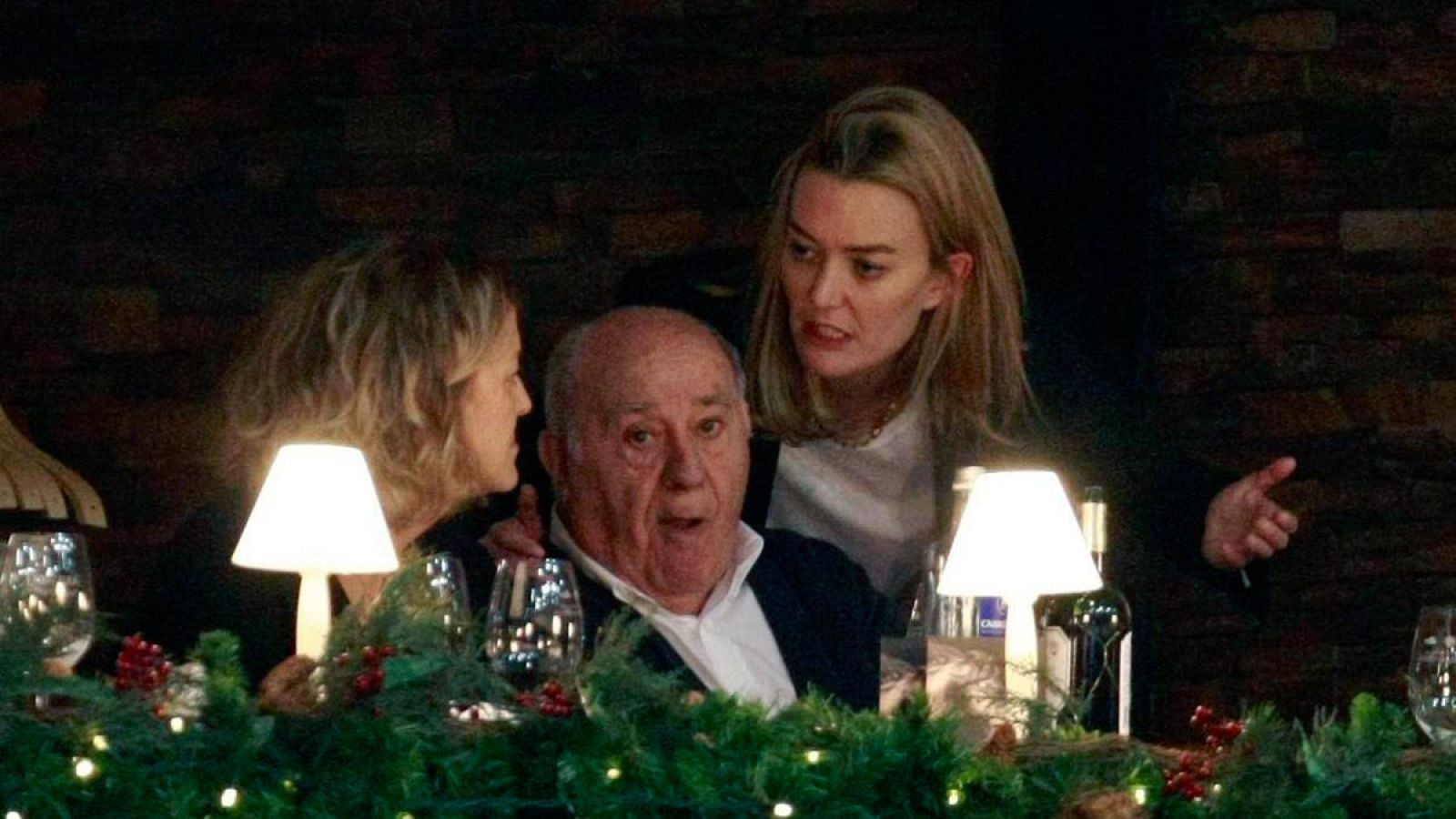 El dueño de Inditex, Amancio Ortega, conversa con su mujer Flora Pérez Marcote y su hija Marta Ortega