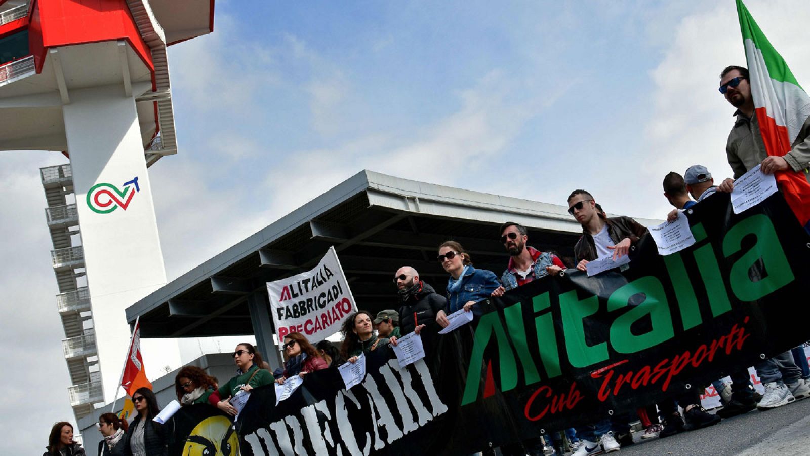 Empleados de transporte de Alitalia se manifiestan contra el cambio de modelo hacia el bajo coste y los recortes en Alitalia en el aeropuerto de Fiumicino en Roma