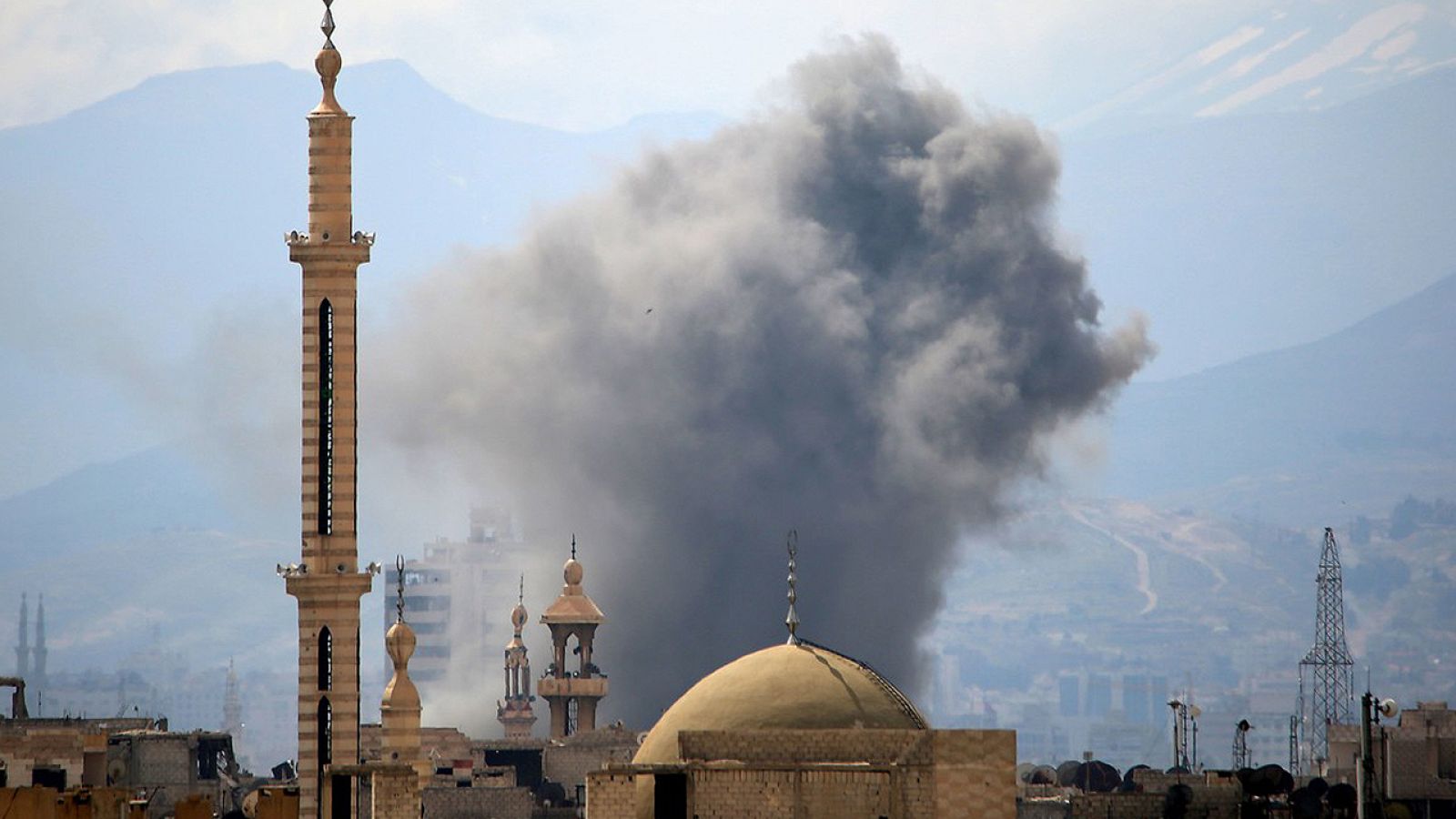 Humo de explosiones en el barrio de Yobar, en Damasco