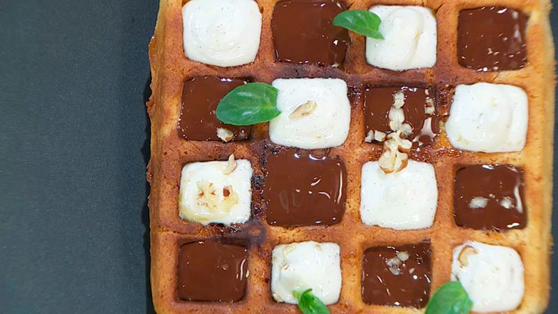 Gofres dulces de naranja con chocolate y naranja confitada con chocolate 