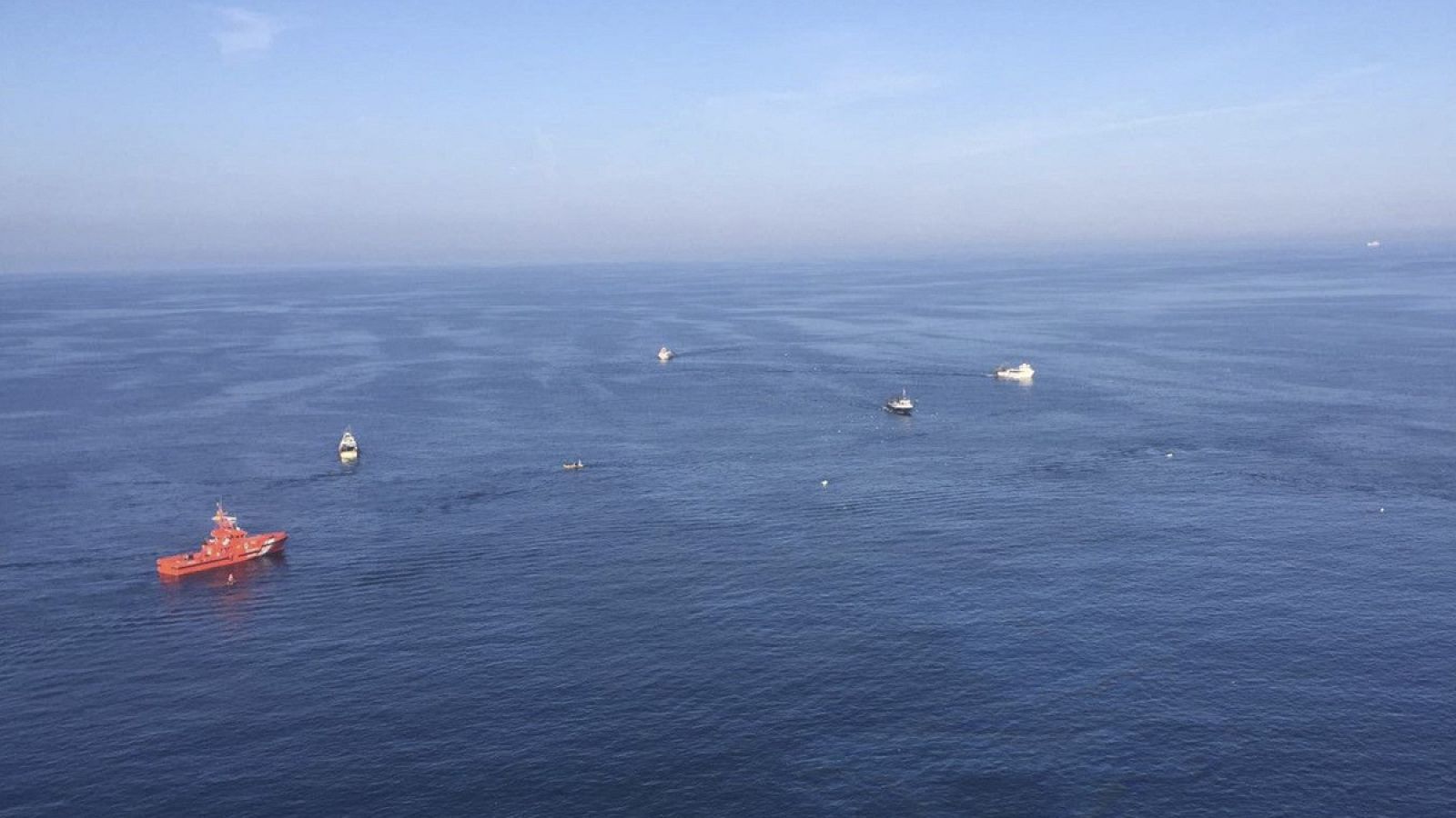 Las labores de búsqueda de los pescadores desaparecidos