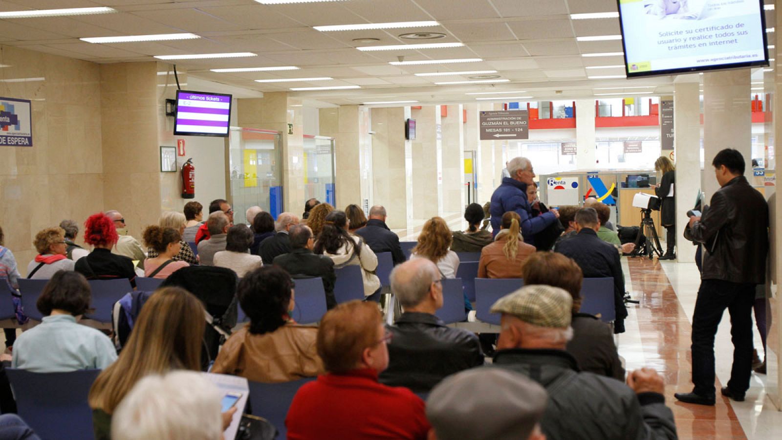 Zona de espera de una de las oficinas de la Agencia Tributaria en una imagen de archivo