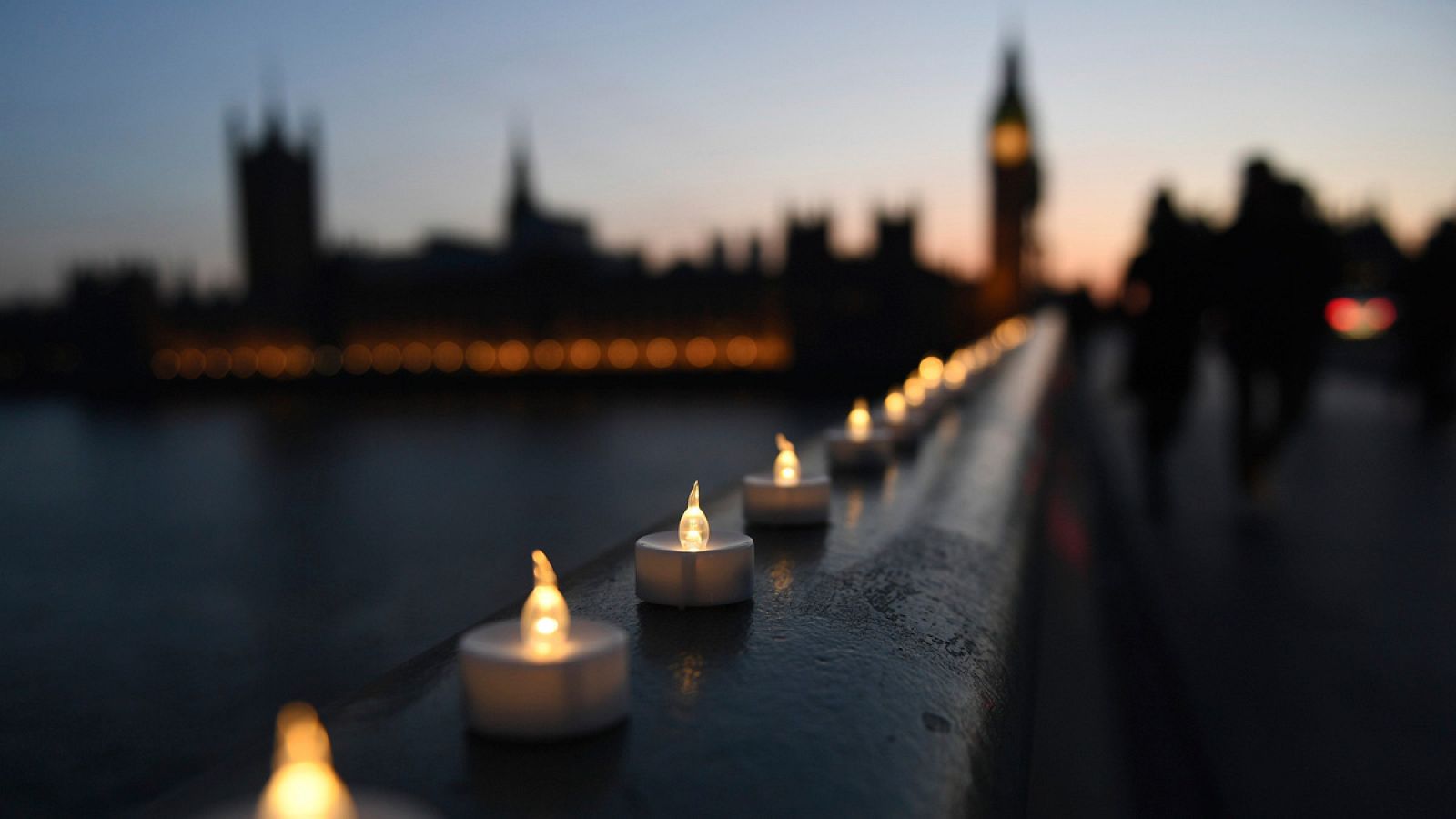 Velas en el puente de Westminster, junto al Parlamento británico,donde se produjo el ataque terrorista en Londres