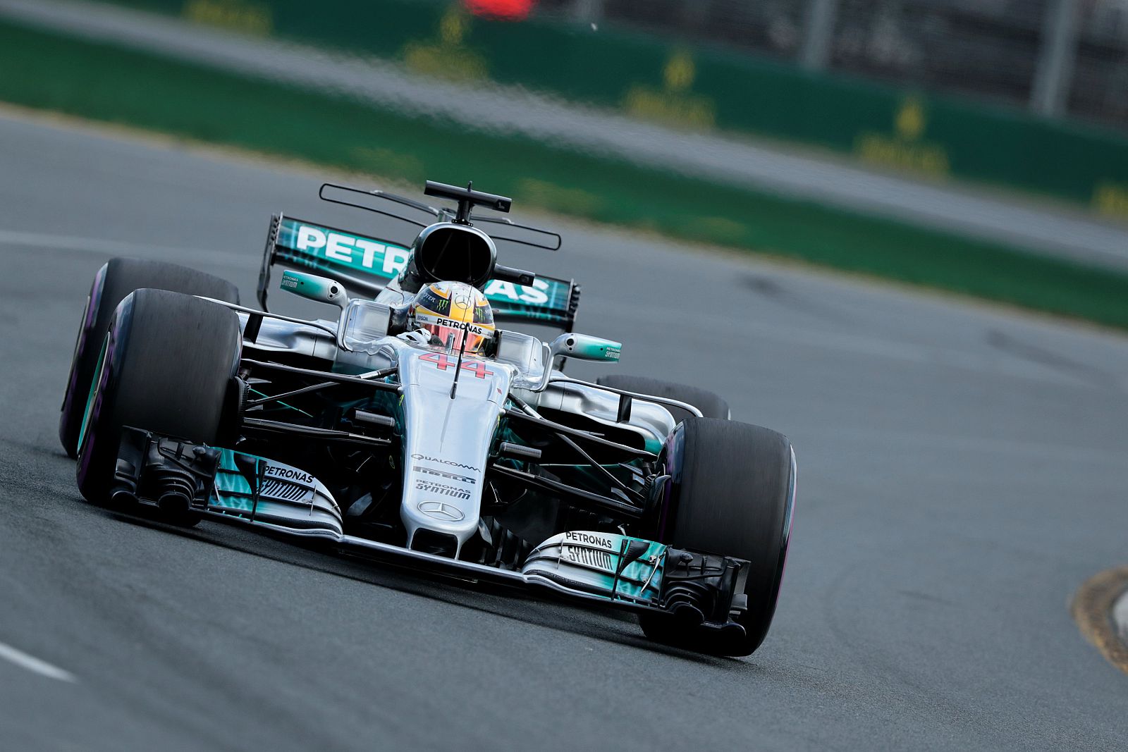 Lewis Hamilton durante la lucha por la primera 'pole' del año.