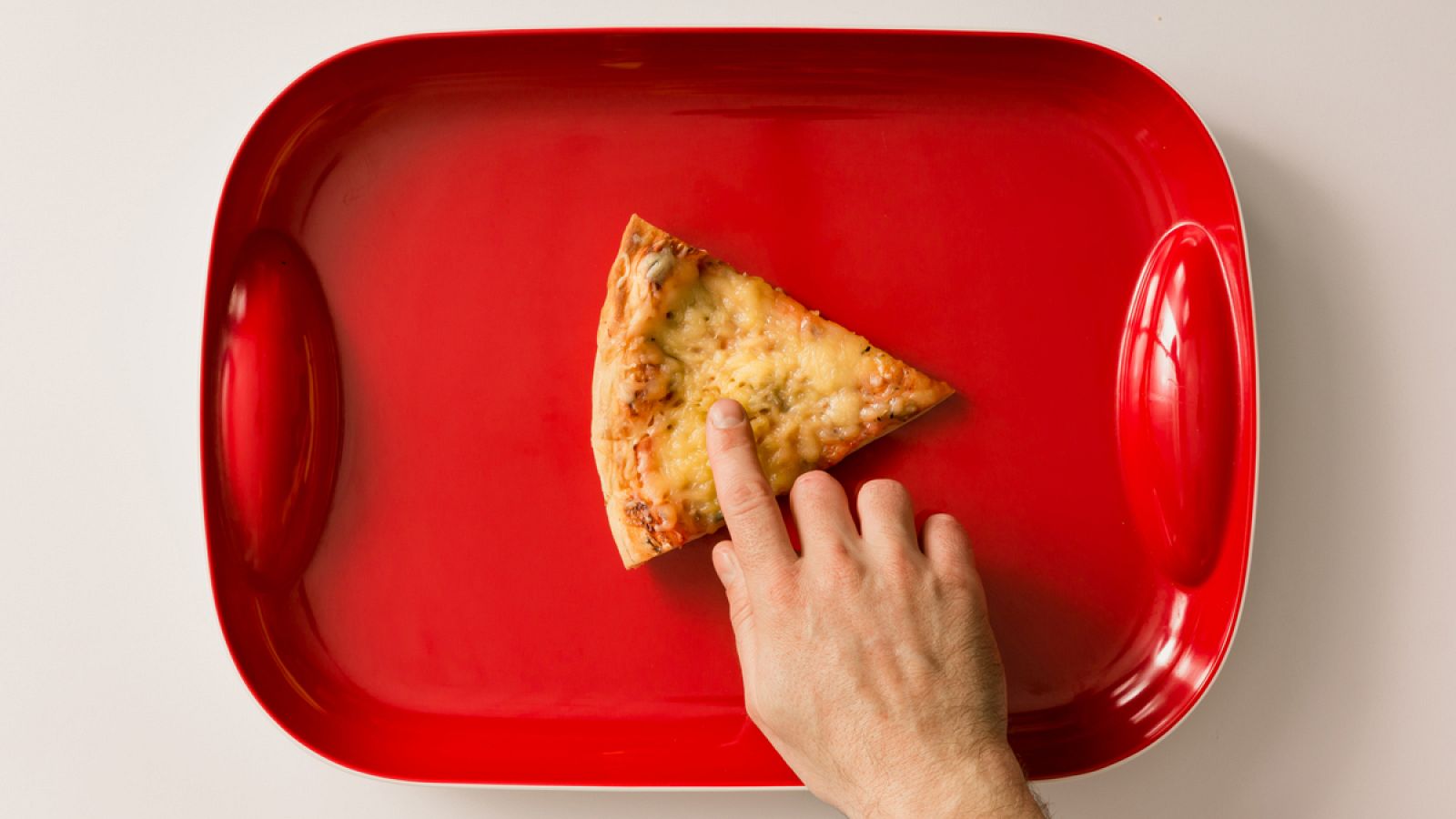 Un trozo de pizza en una bandeja roja recrean el logo de Youtube.